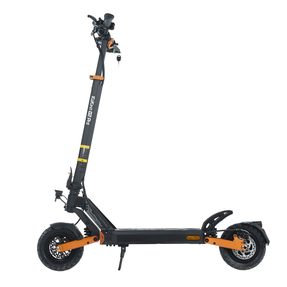 Scooter elettrico nero e arancione, vista laterale, isolato su sfondo bianco.