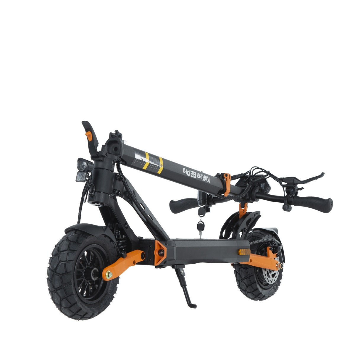 Scooter elettrico nero e arancione. Su sfondo bianco. Vista frontale e laterale.
