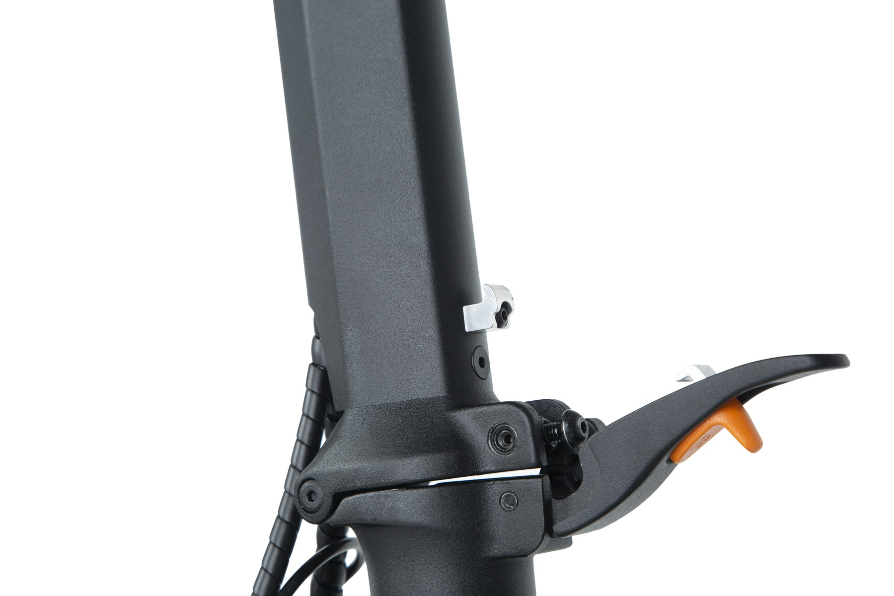 Primo piano del manubrio dello scooter nero, dettagli neri e arancioni.