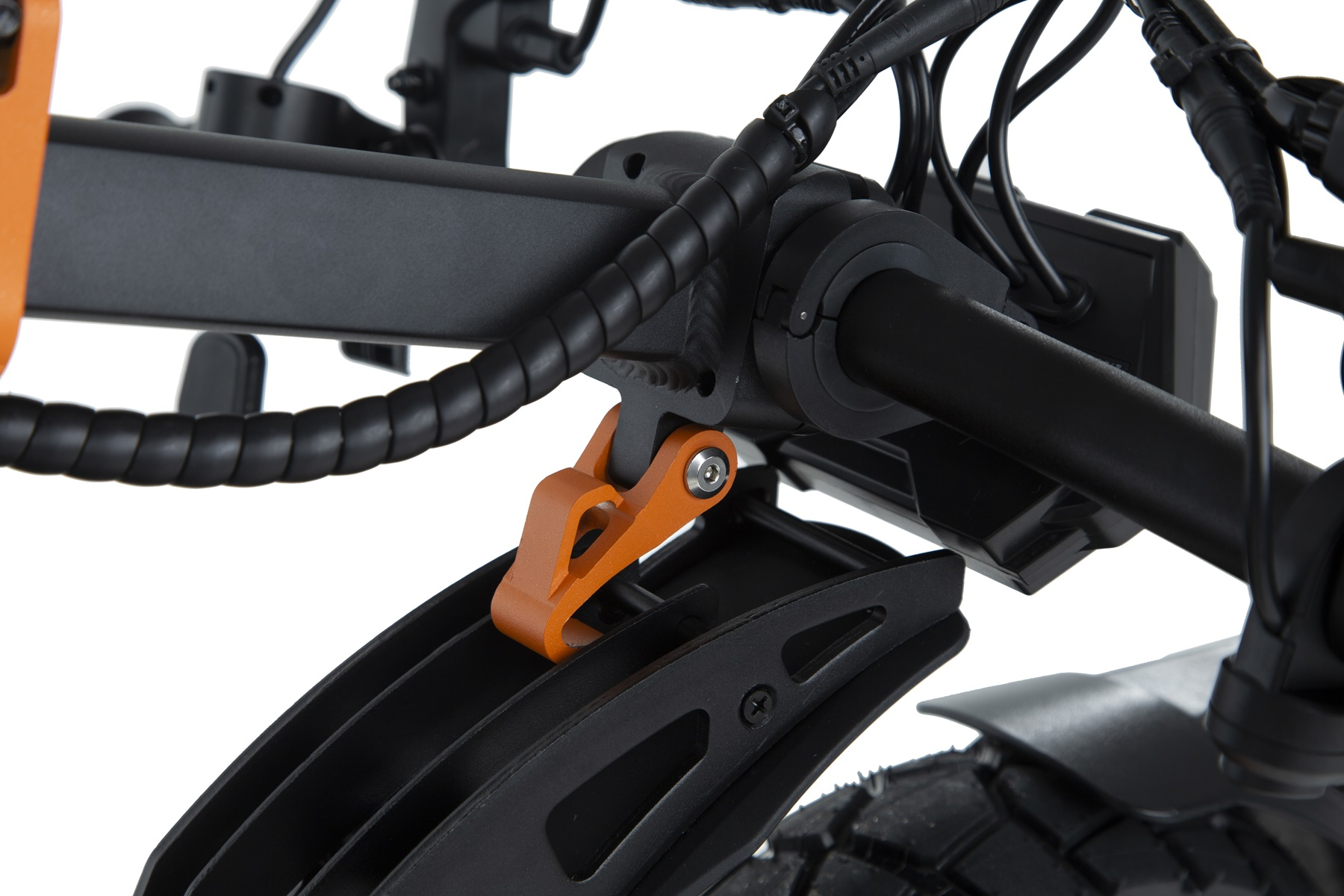 Primo piano di una parte arancione e nera di una bicicletta. È collegato a un tubo nero.