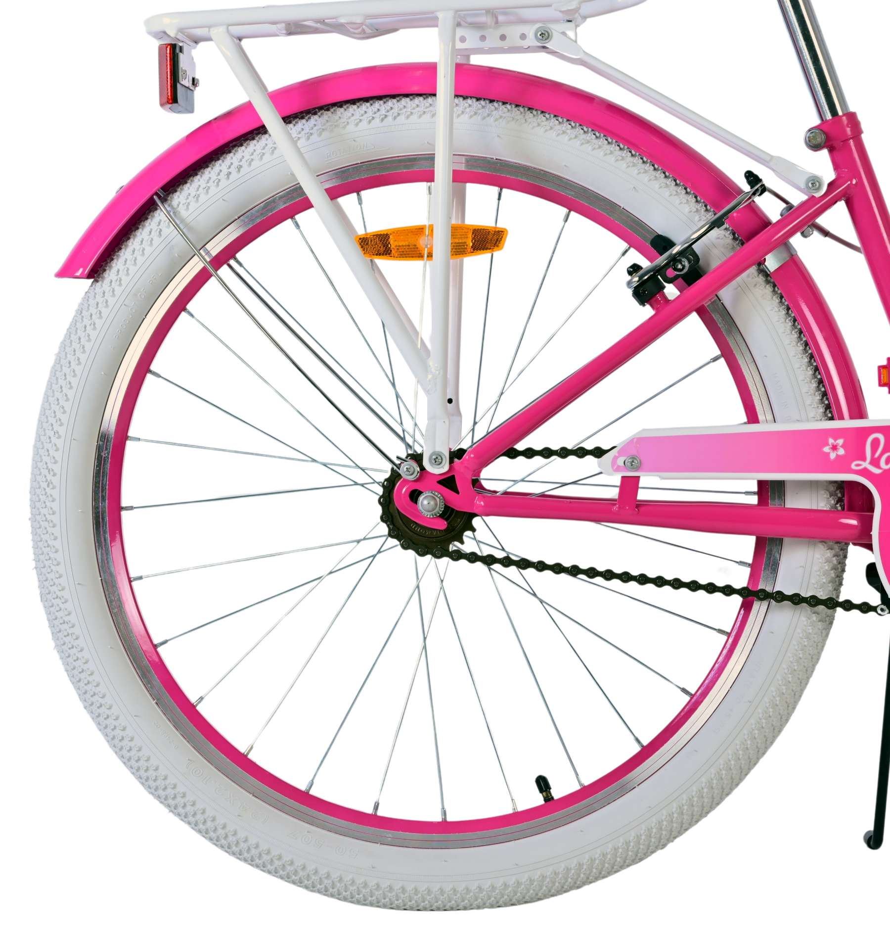 Ein rosa Fahrradrad mit weißem Reifen und Gepäckträger, vor weißem Hintergrund.