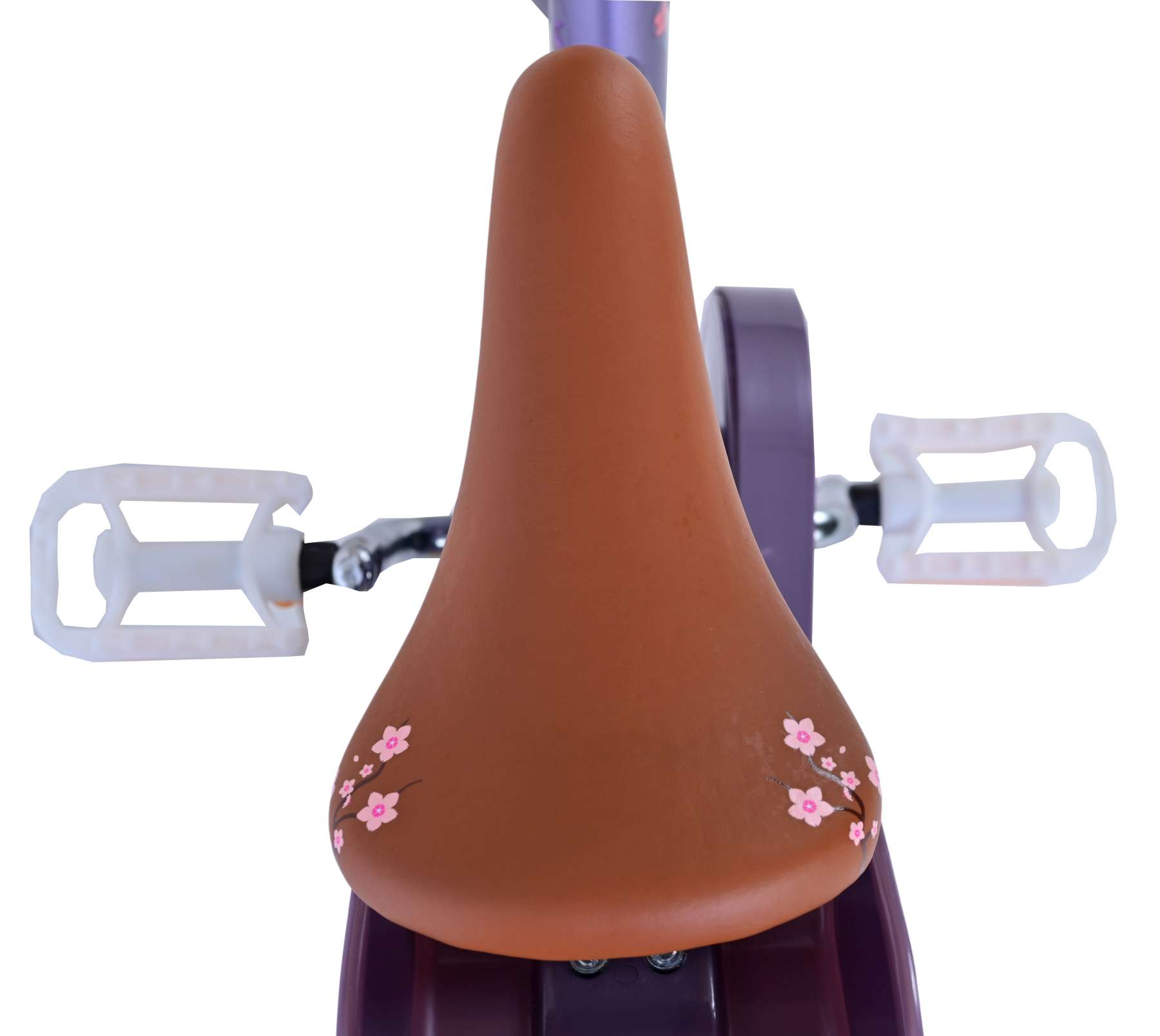 Nahaufnahme eines braunen Fahrradsattels mit rosa Blumendesign und weißen Pedalen.