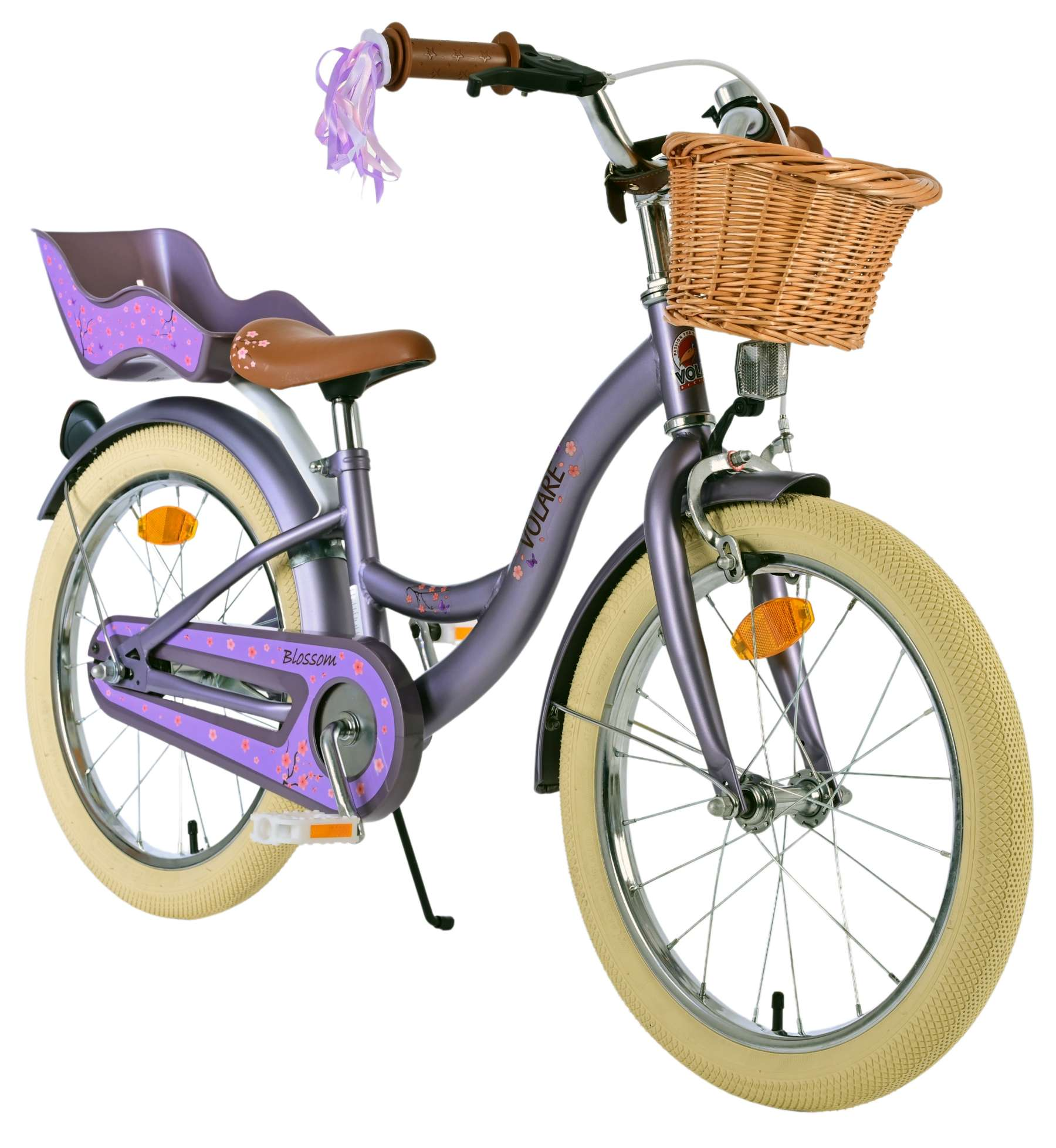 Ein lila Kinderfahrrad mit Korb und Puppensitz.