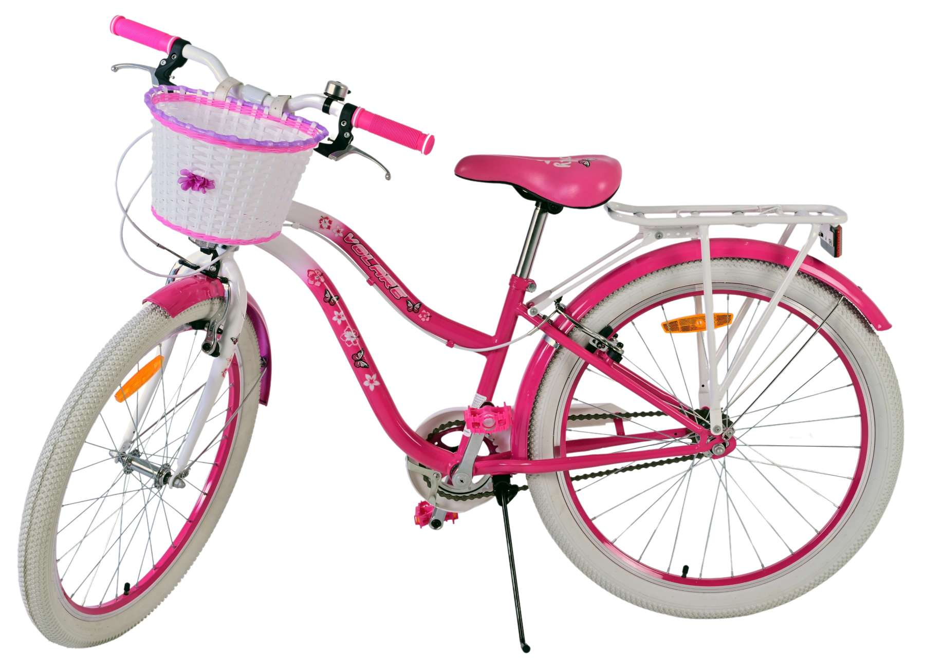 Ein pinkfarbenes und weißes Mädchenfahrrad mit Korb. Das Fahrrad hat weiße Reifen und einen Gepäckträger hinten.