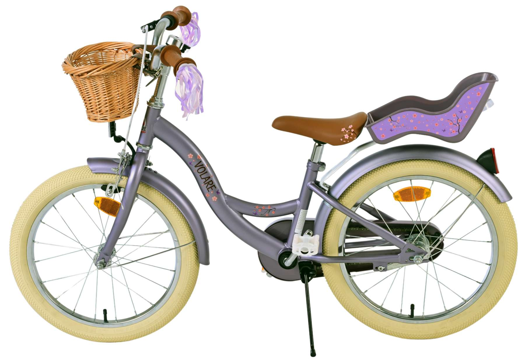 Ein lila Mädchenfahrrad mit Korb, beigen Reifen und Kindersitz vor weißem Hintergrund.