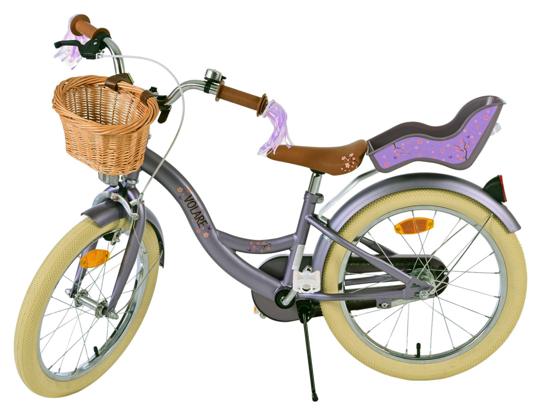 Ein lila Kinderfahrrad mit Weidenkorb, Sitz für eine Puppe und Stützrädern.
