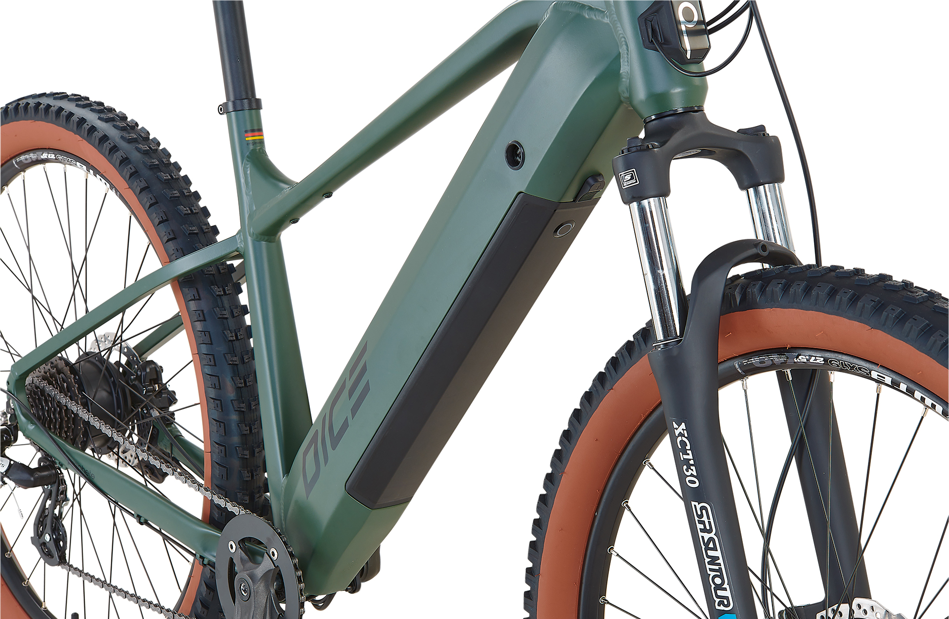 Grünes Mountainbike mit schwarzen Akzenten, sichtbarer Rahmen und Reifendetails.