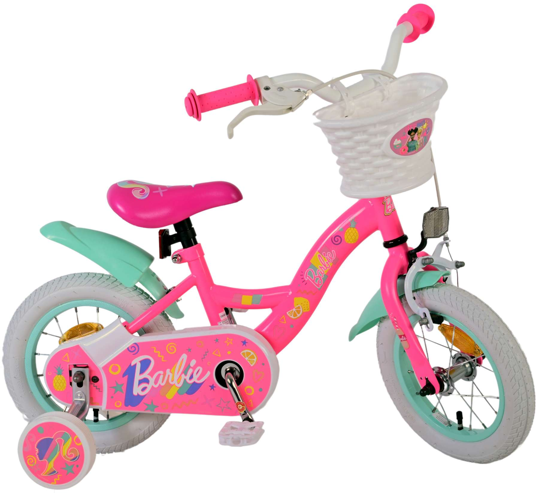 Ein pinkfarbenes Barbie-Fahrrad mit Stützrädern und einem weißen Korb auf weißem Hintergrund.