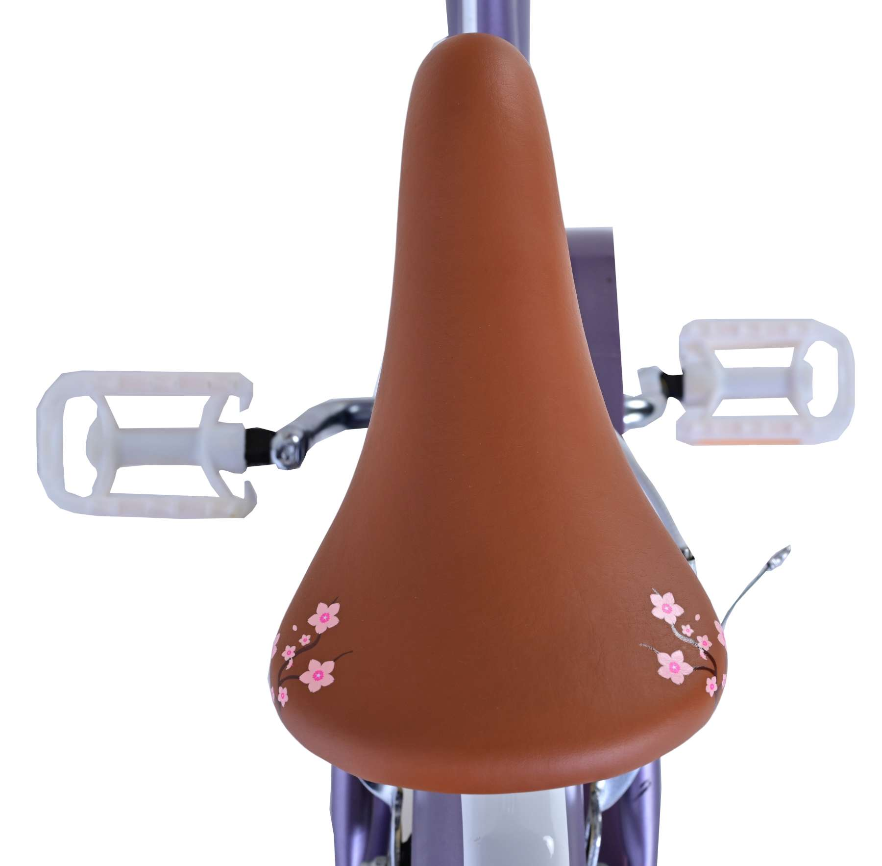 Brauner Fahrradsitz mit rosa Blumenmuster. Weiße Pedale.