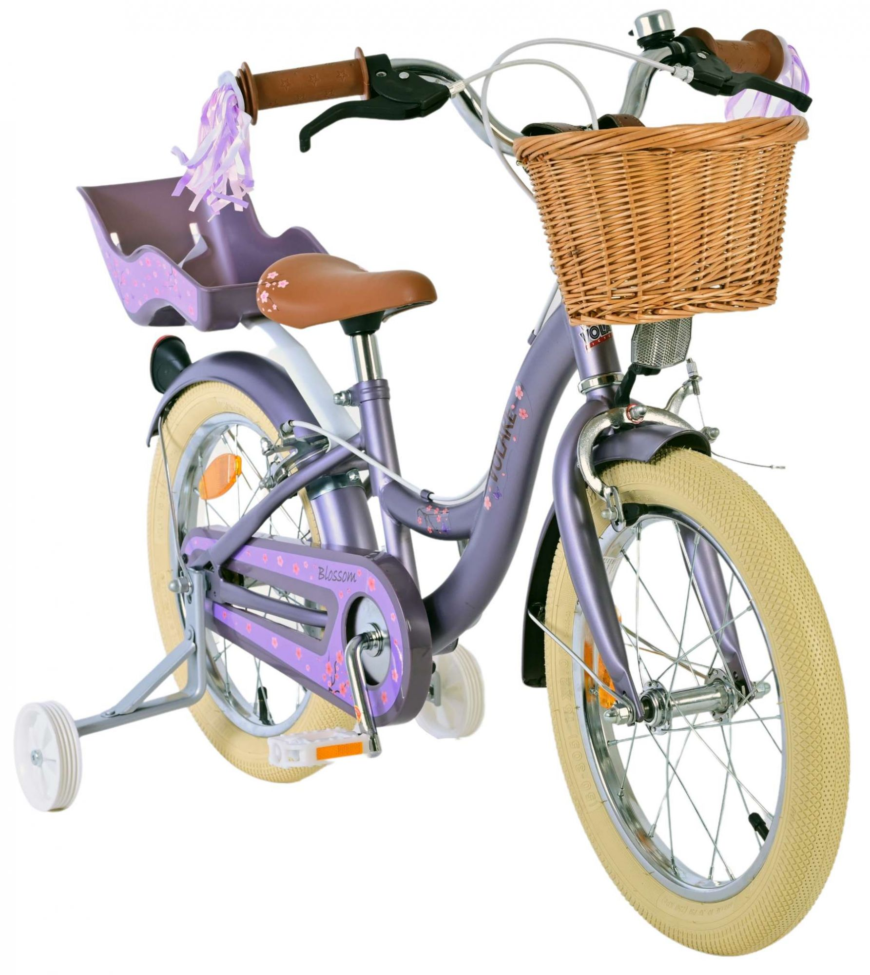 Ein lila Kinderfahrrad mit Korb und Kindersitz, weißen Reifen und Stützrädern.