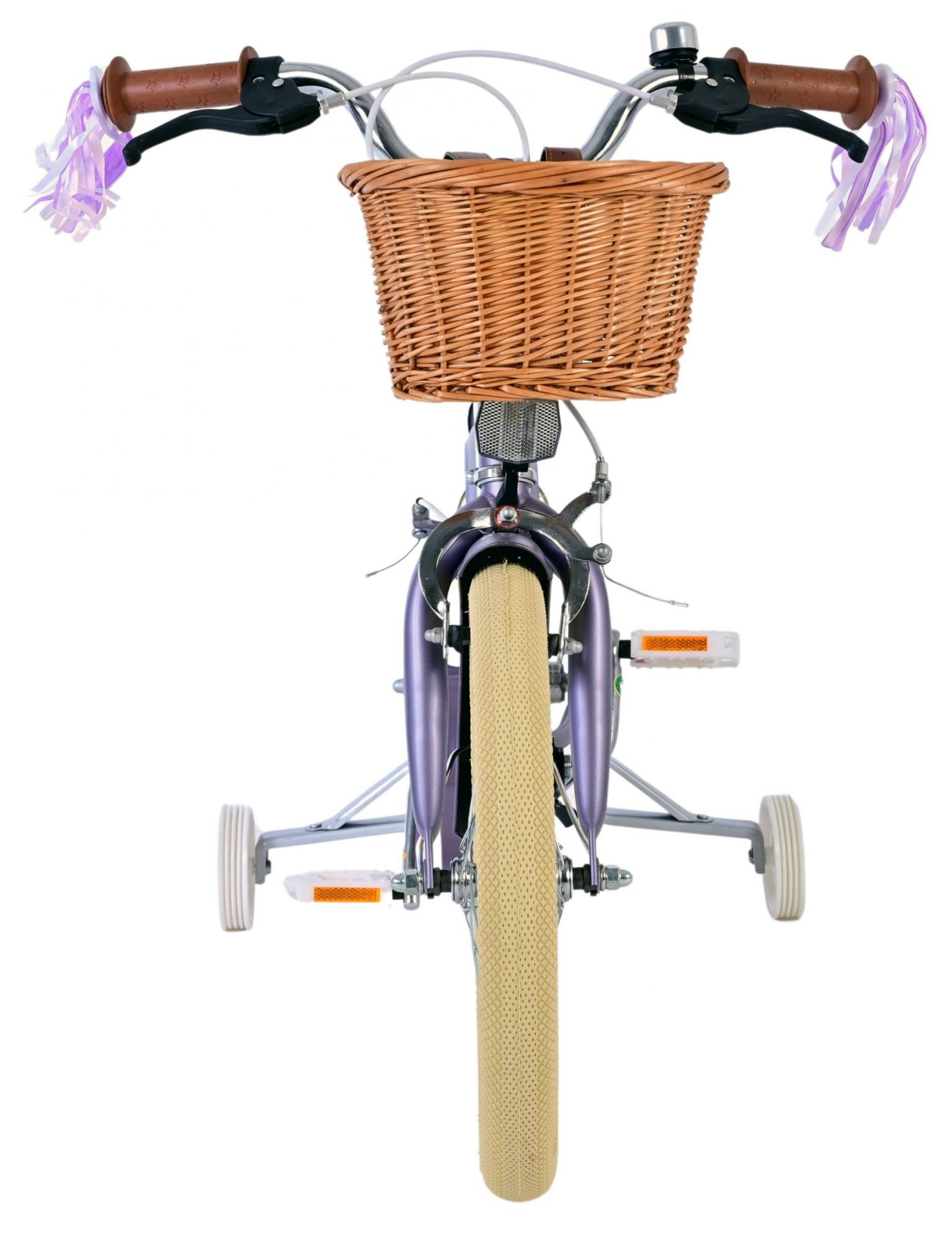 Ein Kinderfahrrad mit Korb, Stützrädern und Streamern am Lenker.