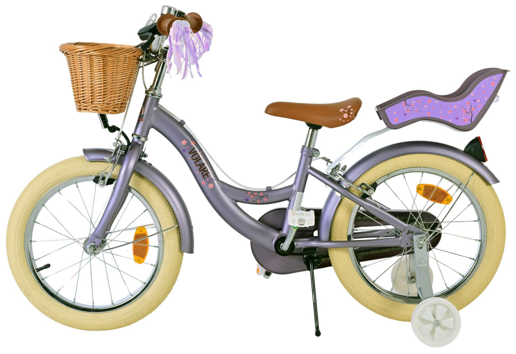 Lila Fahrrad mit Weidenkorb, Stützrädern und einem Sitz für ein Kind.