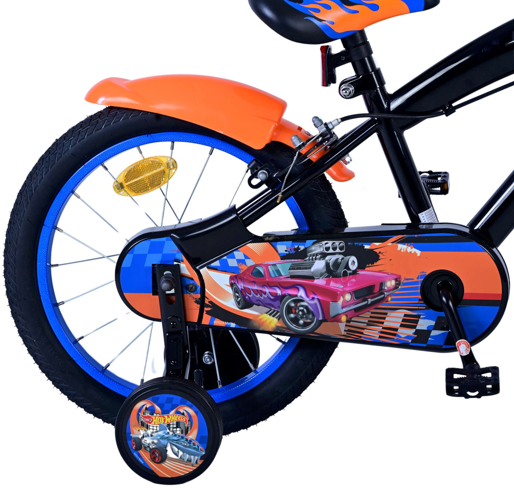Nahaufnahme eines Hot Wheels Fahrradrads mit Stützrädern, schwarzem Rahmen und orangefarbenen und blauen Details.