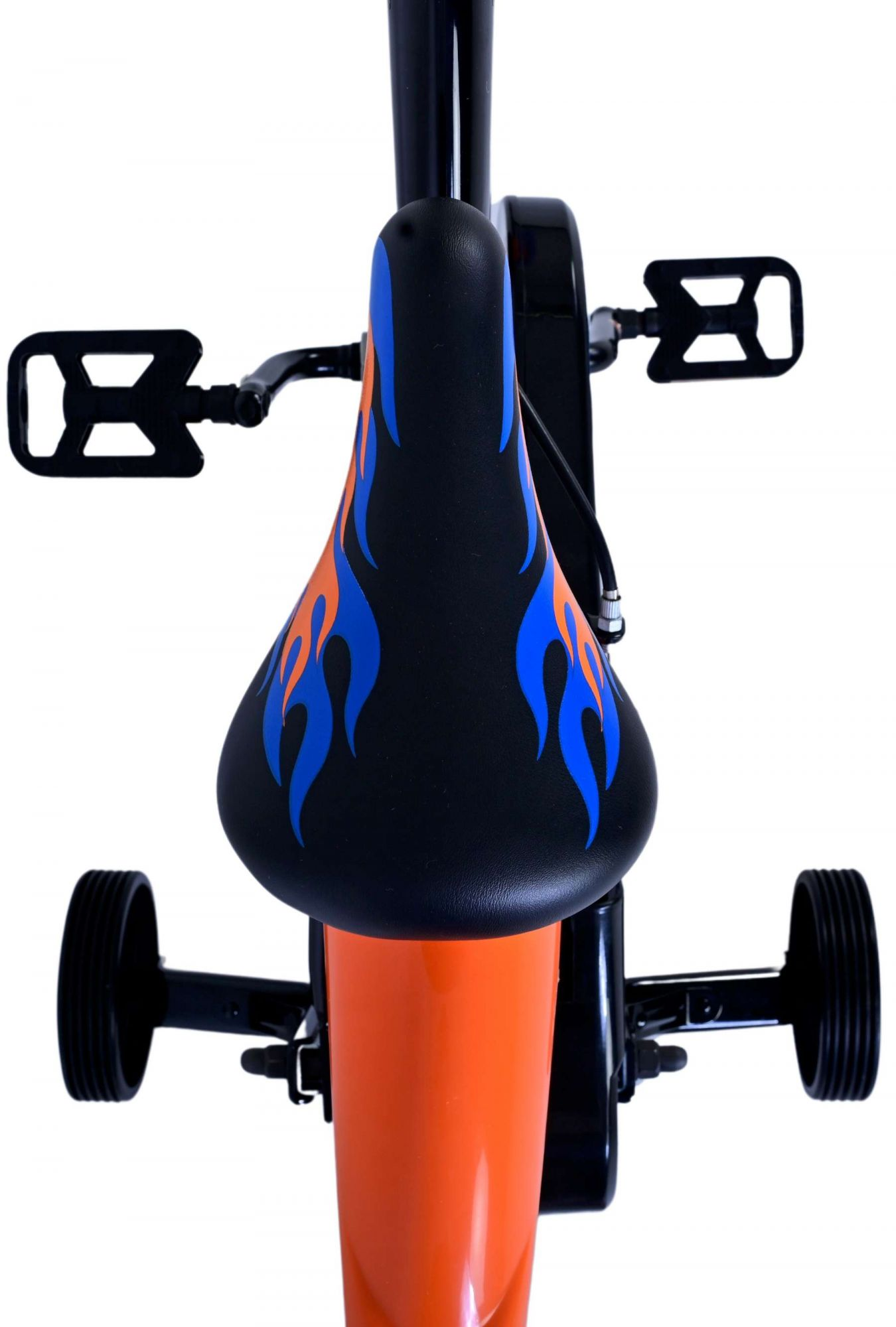 Nahaufnahme eines Fahrradsattels und Pedale. Der Sitz ist schwarz mit Flammendesign, orangefarbener Rahmen sichtbar.