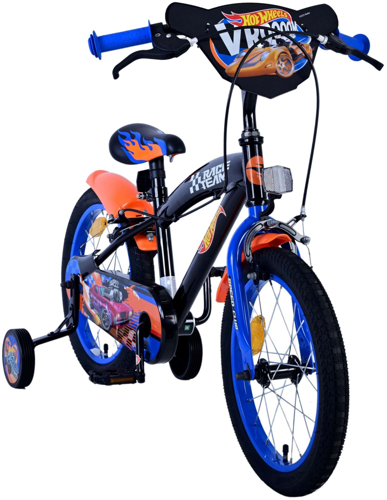 Ein schwarz-oranges Hot Wheels-Fahrrad. Es hat Stützräder und Grafiken zum Thema Rennen.