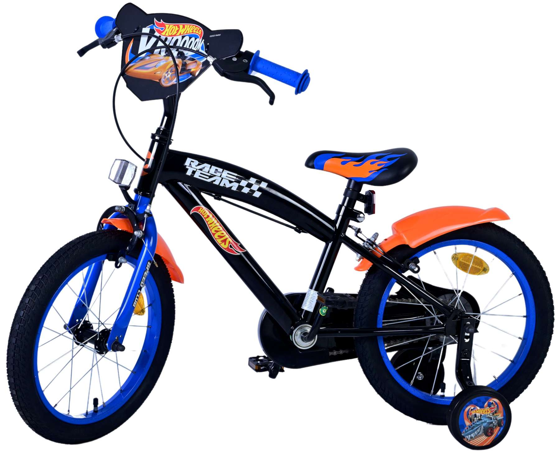 Schwarz-blaues Hot Wheels Fahrrad. Orange Kotflügel, Stützräder und Flammendesign. Weißer Hintergrund.