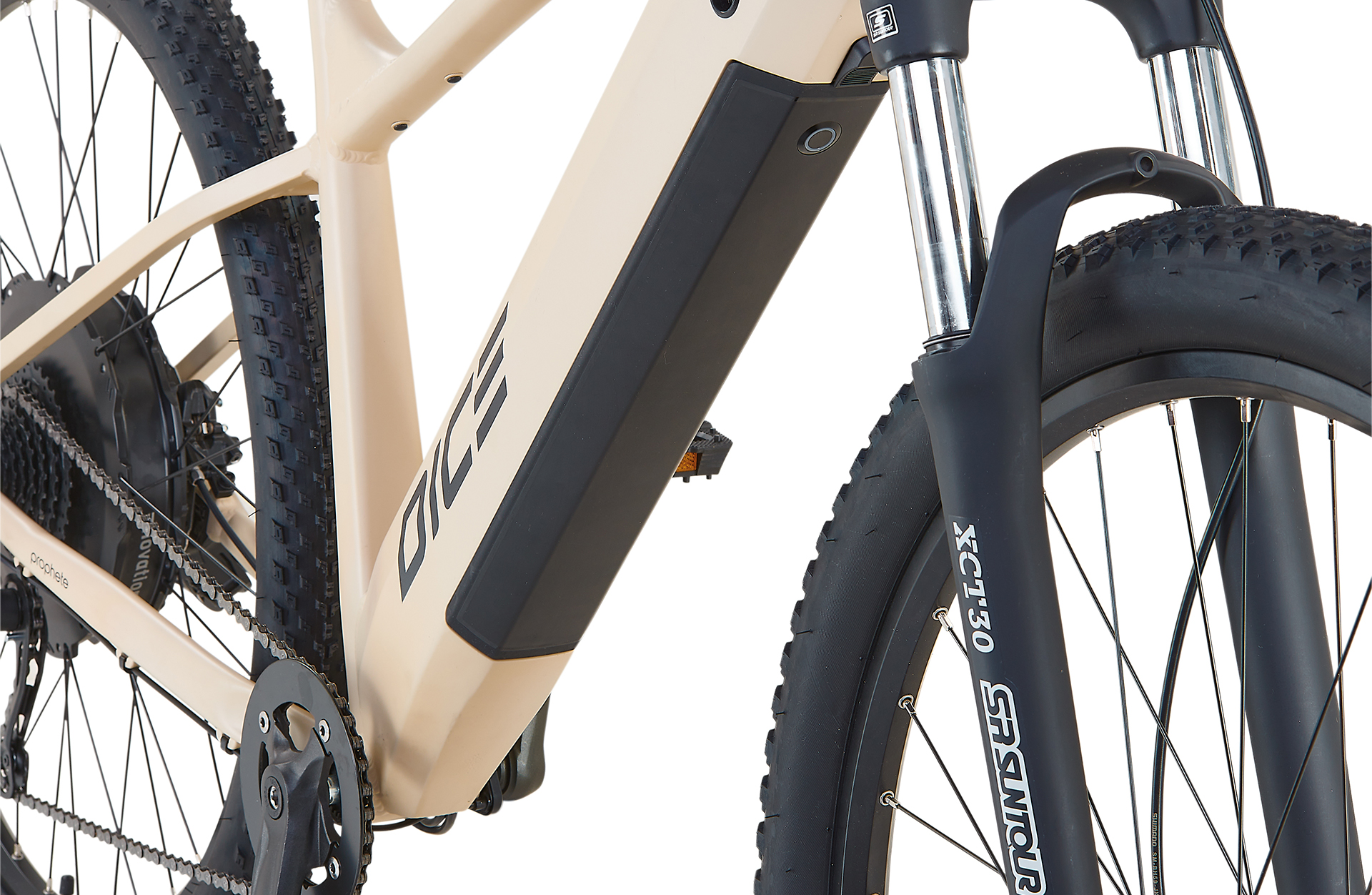 Nahaufnahme eines beigefarbenen Mountainbike-Rahmens. Er hat ein schwarzes Batteriegehäuse.