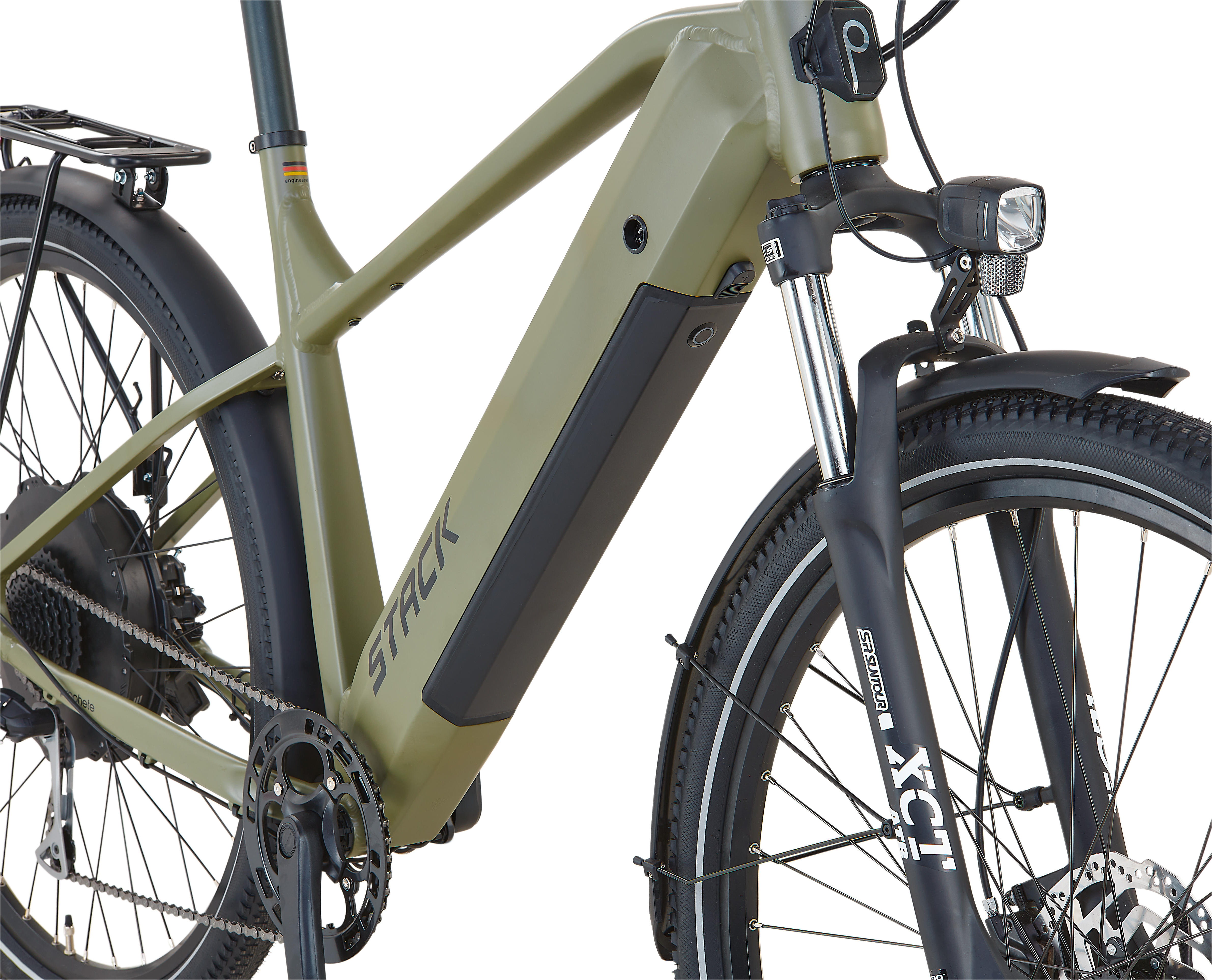 Nahaufnahme eines grünen Elektrofahrrads. Schwarzer Kotflügel, schwarzer Motor und weißes Licht.
