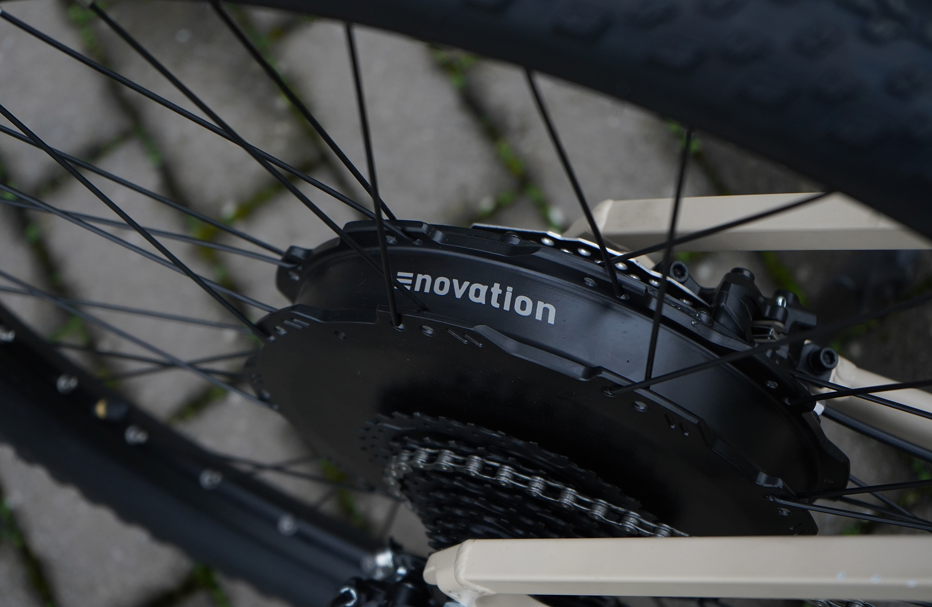Nahaufnahme einer Fahrradradnabe mit der Aufschrift 'Renovation'.
