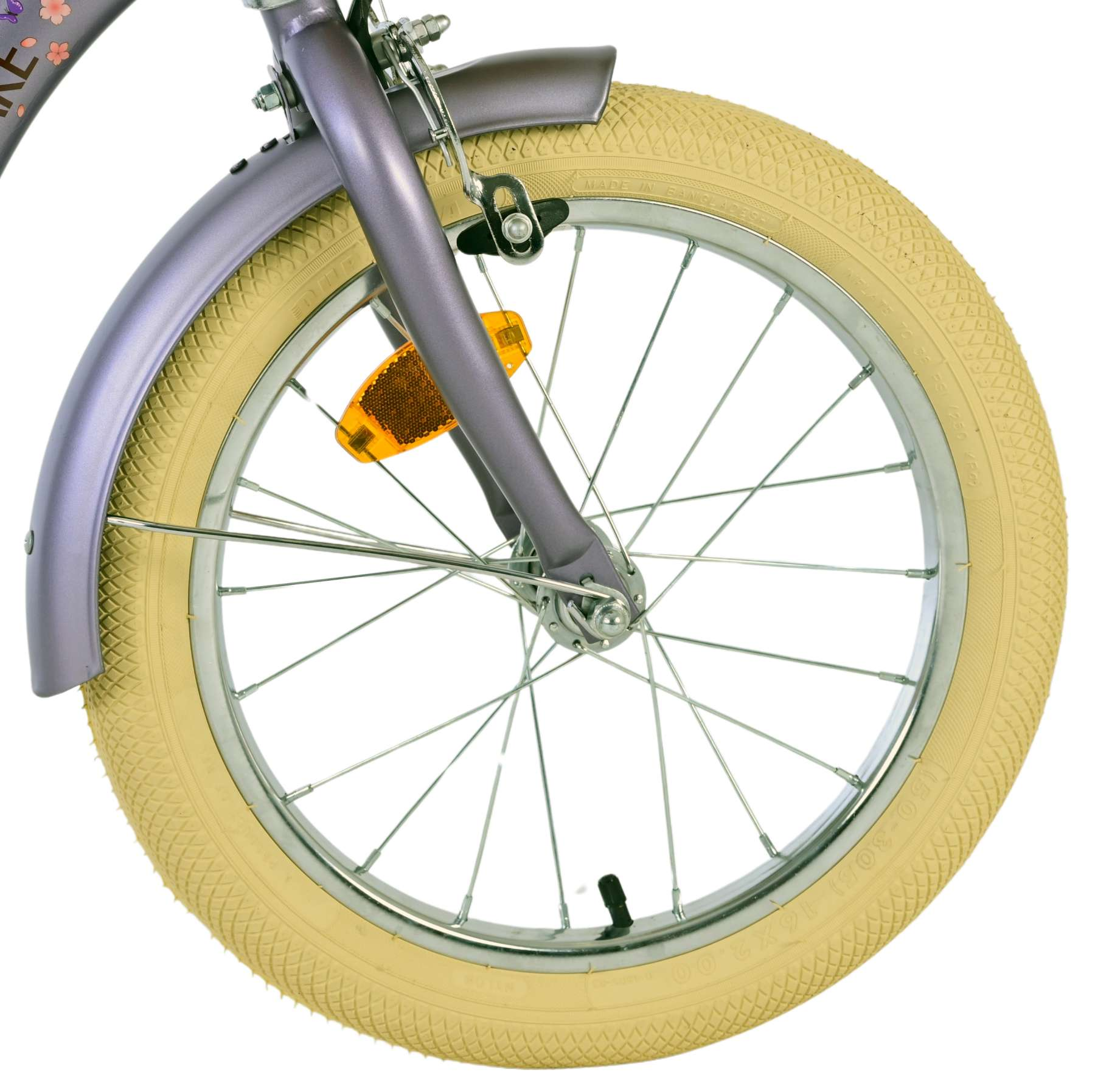 Nahaufnahme eines Fahrradreifens mit lila Rahmen, weißem Reifen und gelbem Reflektor.