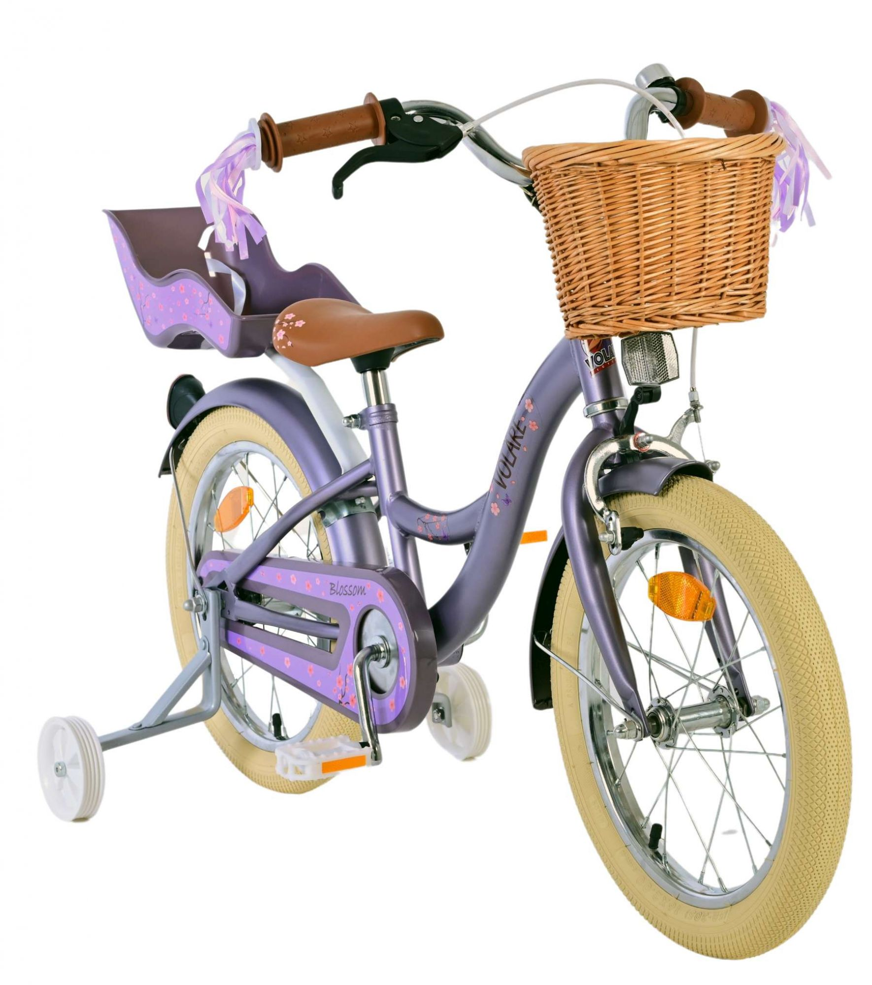 Lila Kinderfahrrad mit Korb und Stützrädern.