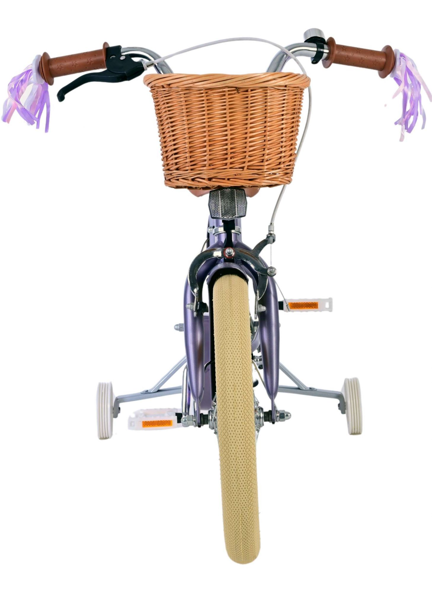 Lila Fahrrad mit Weidenkorb, braunen Griffen und Stützrädern. Weißer Hintergrund.
