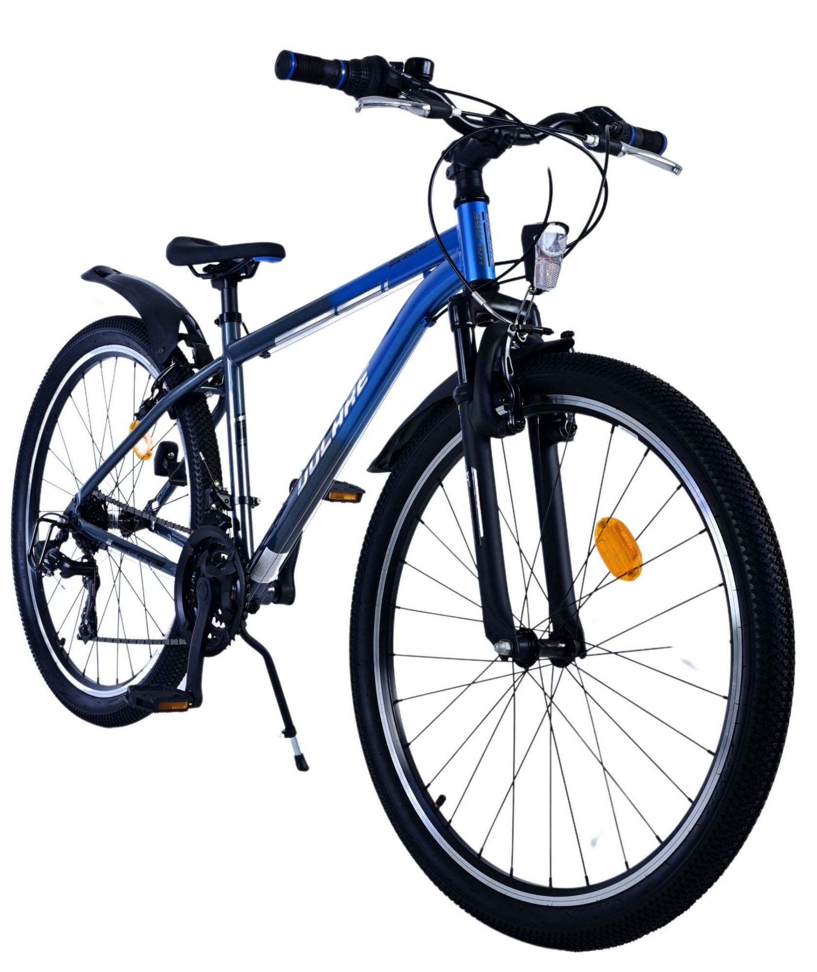 Ein blau-graues Mountainbike. Es ist angewinkelt und zeigt den Vorderreifen und den Lenker.