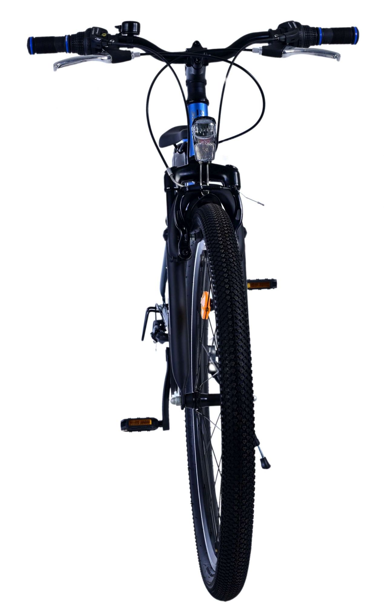 Schwarz-blaues Fahrrad, Frontansicht. Reifen, Lenker und Pedale sichtbar. Weißer Hintergrund.