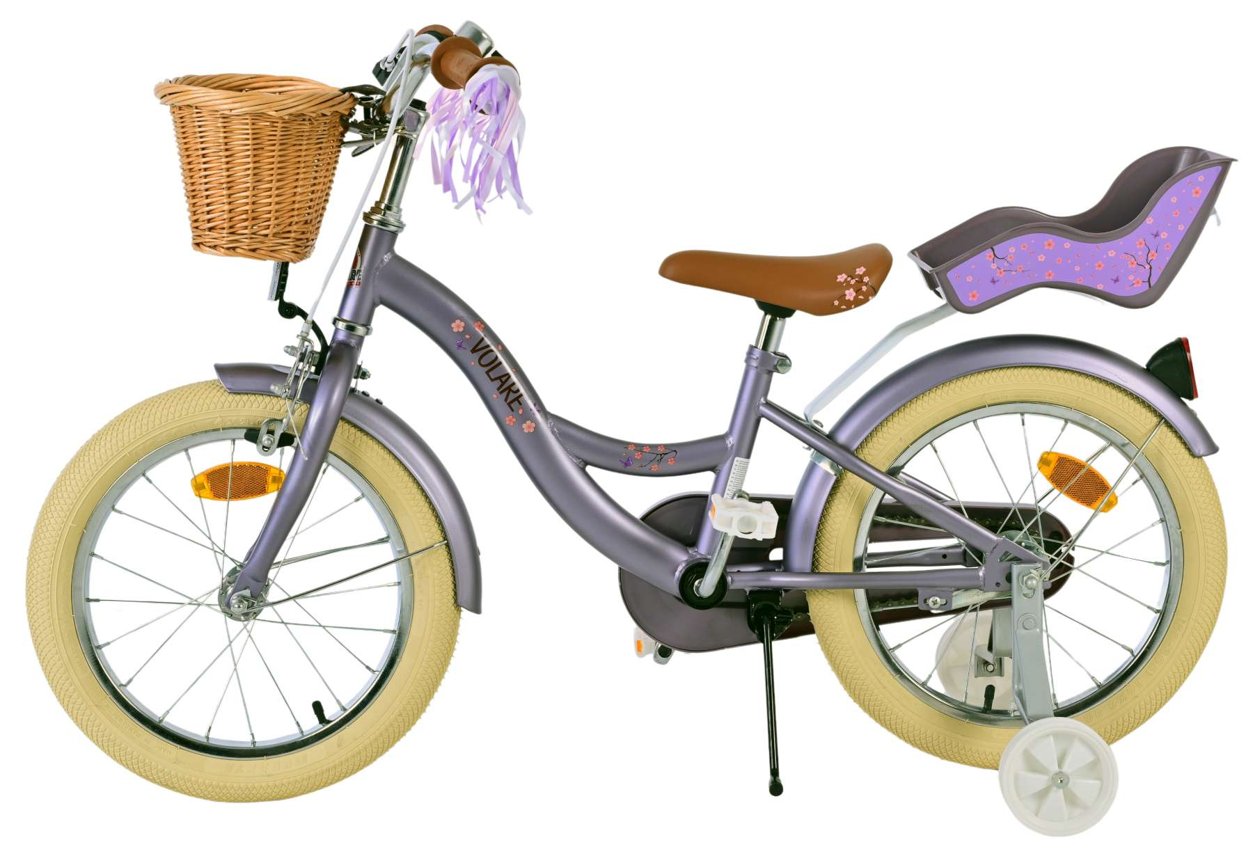Ein lila Fahrrad mit Stützrädern, einem Korb und einem Kindersitz, auf weißem Hintergrund.