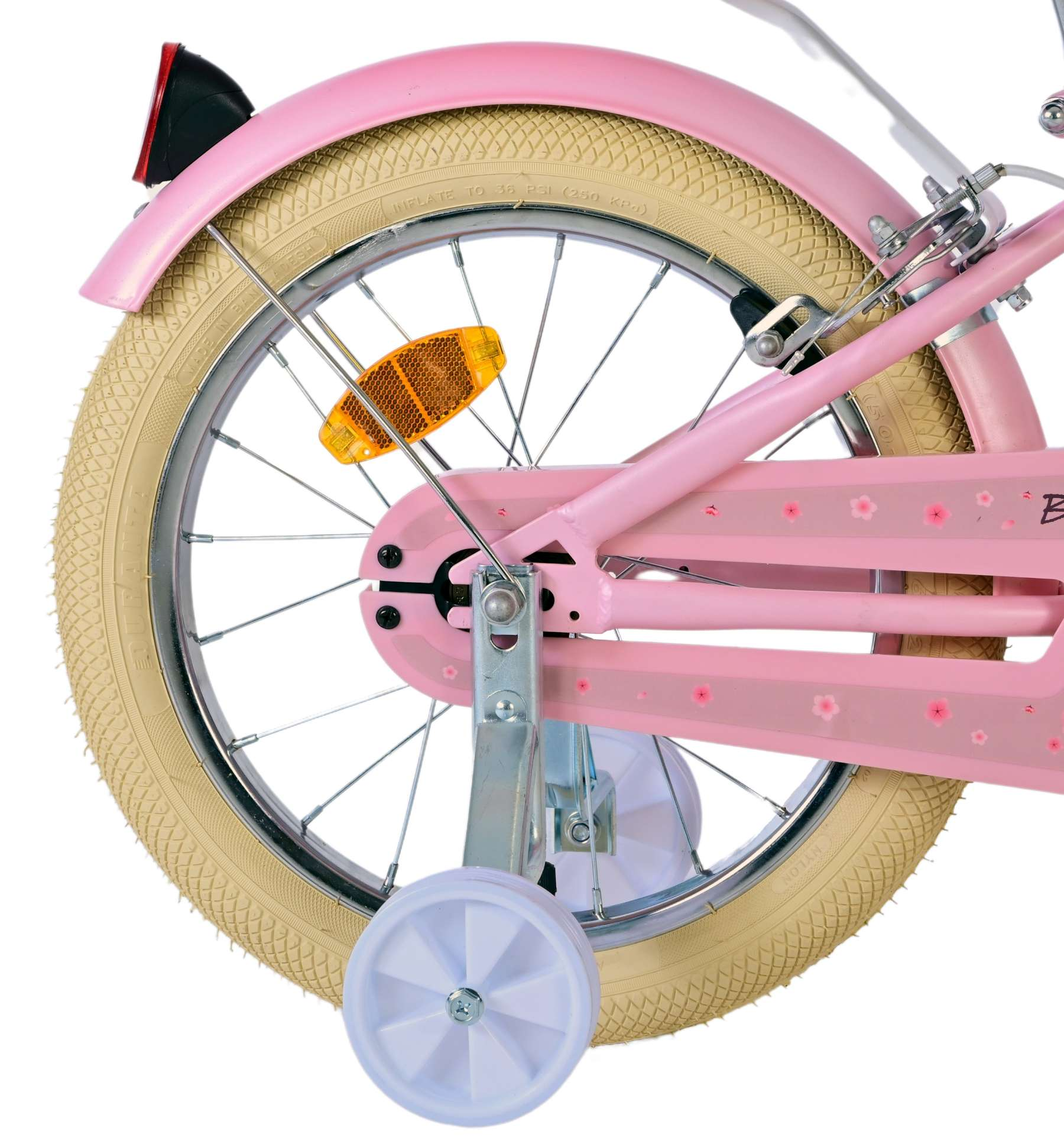 Nahaufnahme eines rosa Fahrradrads mit cremefarbenem Reifen und Stützrädern.