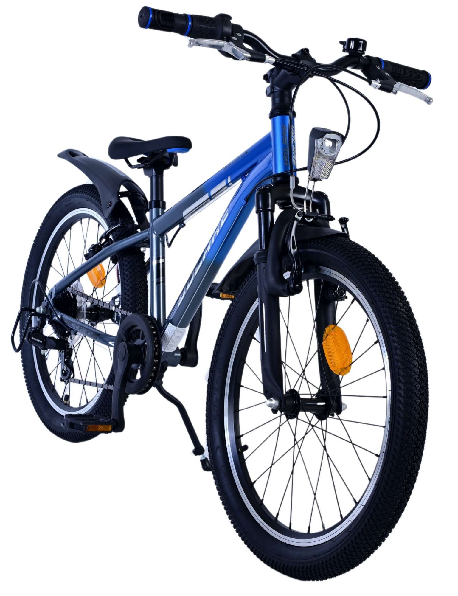 Ein blau-graues Mountainbike mit schwarzen Reifen und weißem Hintergrund. Es ist nach links abgewinkelt.