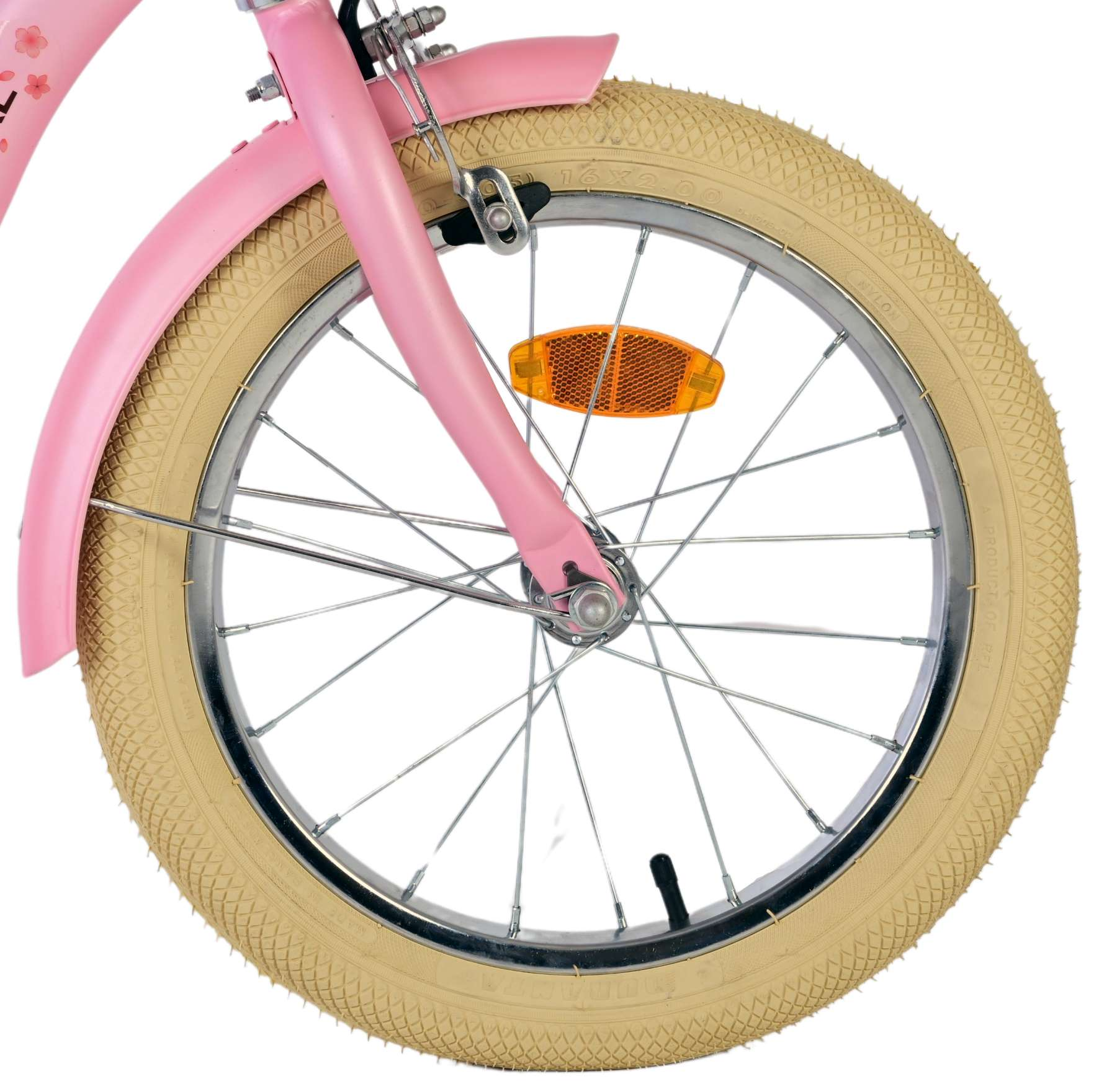 Rosa Fahrradrad mit beigefarbenem Reifen, rosa Kotflügel und Gabel. Oranger Reflektor am Rad.