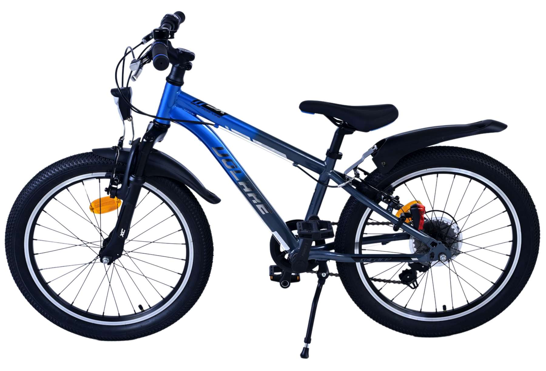 Blau-graues Fahrrad mit schwarzen Reifen und Schutzblechen, auf weißem Hintergrund.