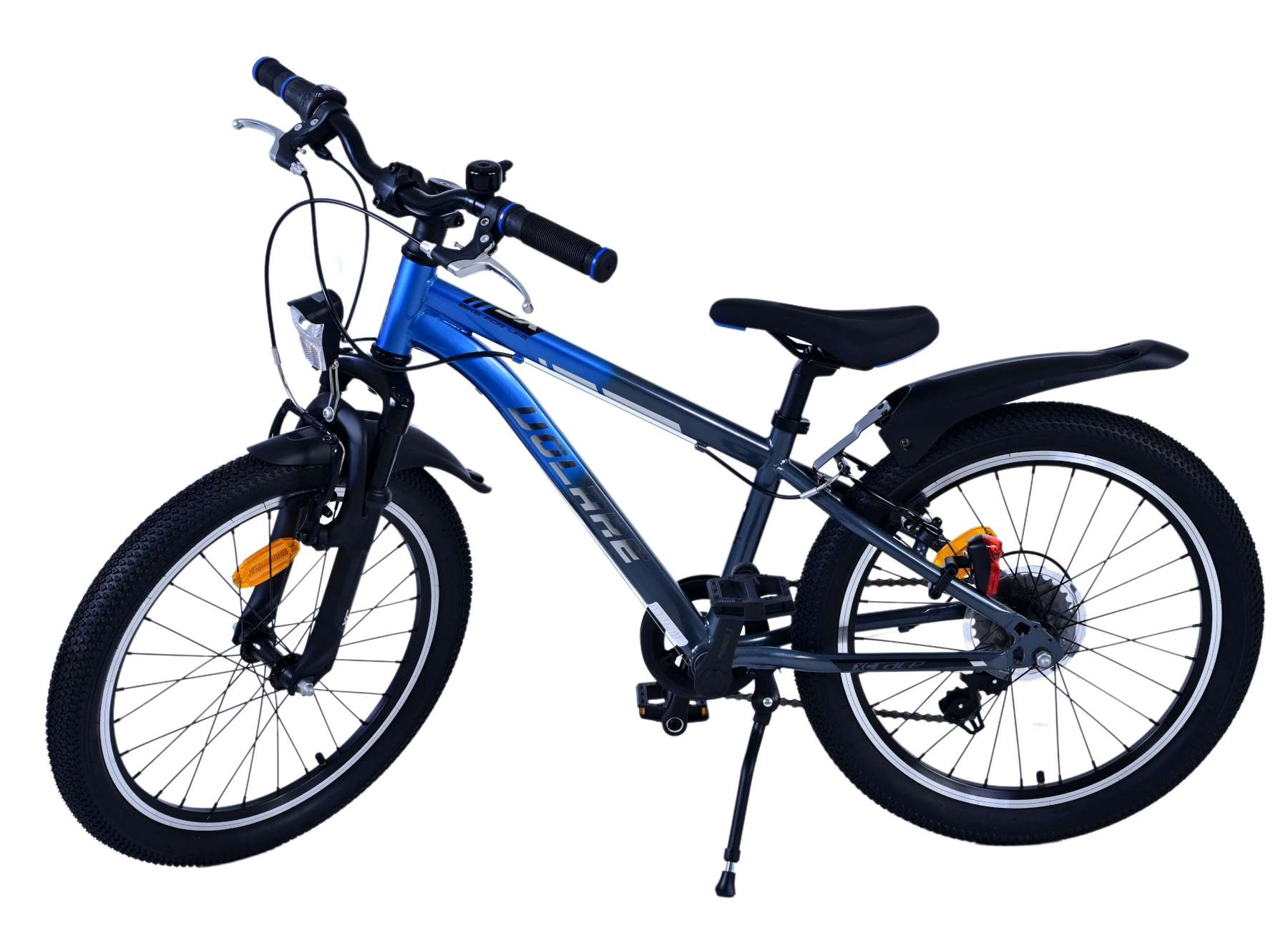 Ein blau-graues Fahrrad für ein Kind mit schwarzen Reifen. Es hat einen Ständer und ein Licht.