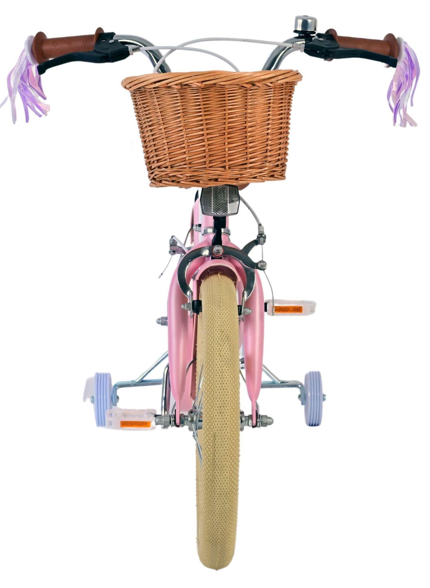 Rosa Kinderfahrrad mit Weidenkorb, braunem Lenker und Stützrädern, auf weißem Hintergrund.