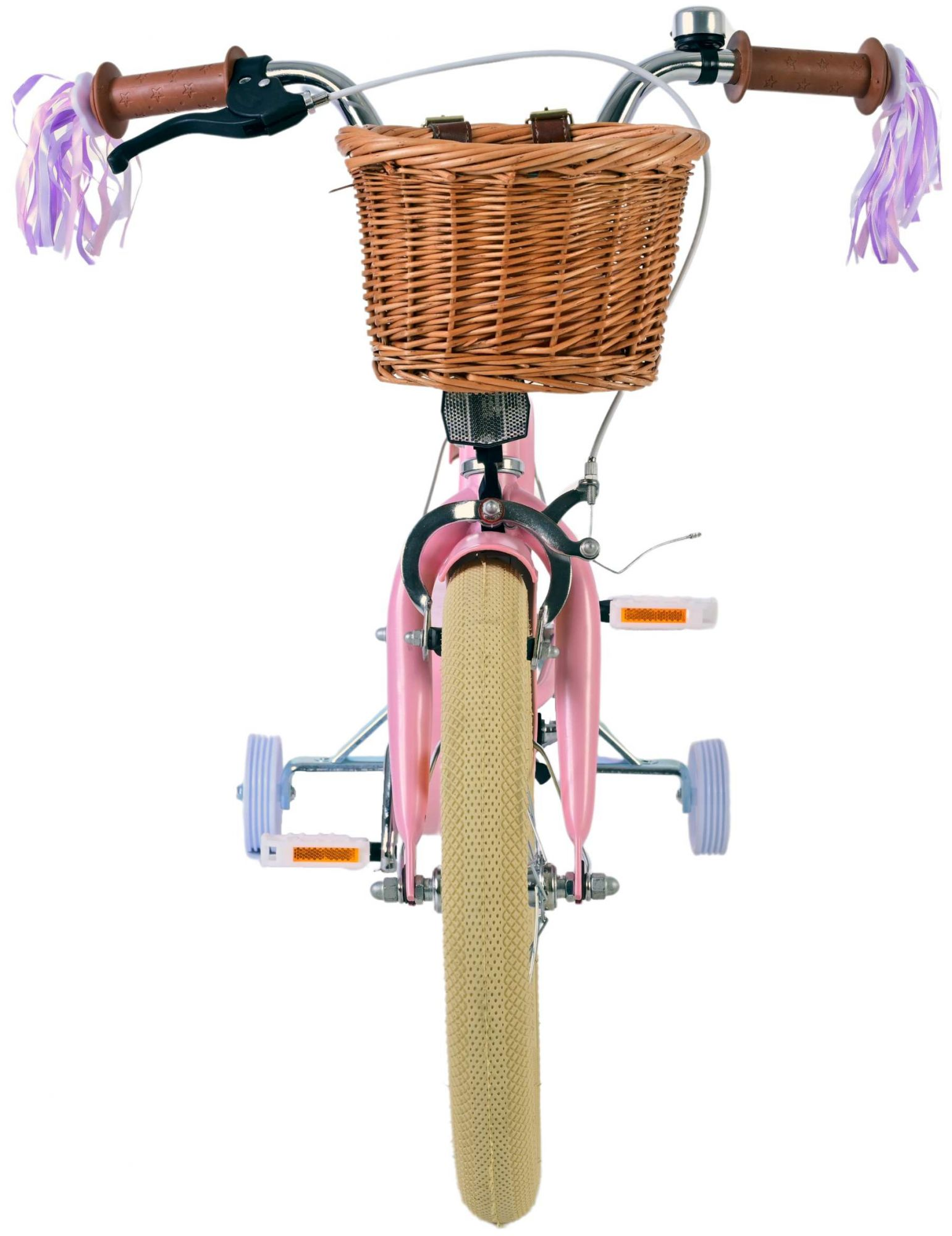 Rosa Kinderfahrrad mit Weidenkorb, Stützrädern und Luftschlangen am Lenker.