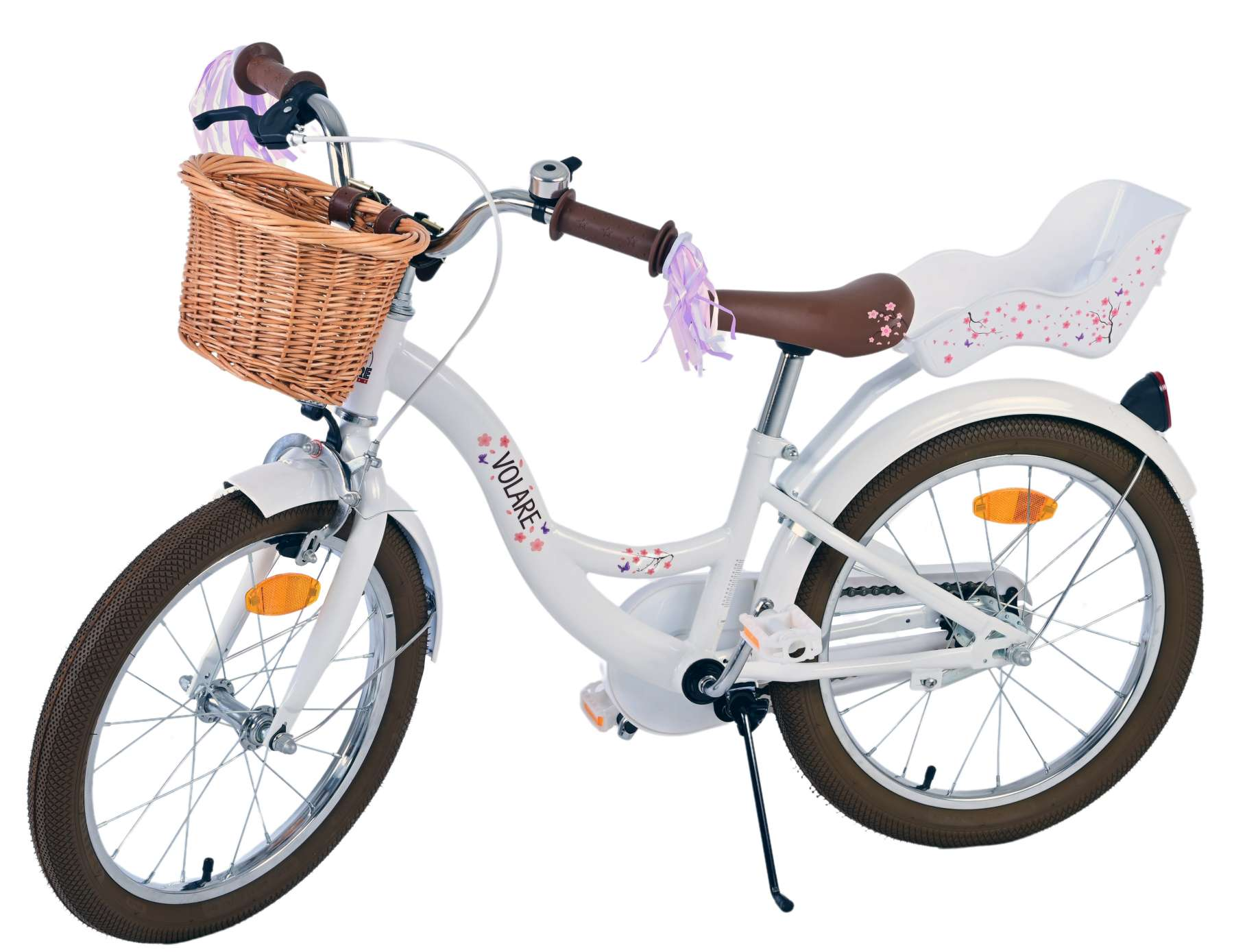 Weißes Fahrrad mit braunem Sattel und Korb. Das Fahrrad hat braune Reifen und einen weißen Rücksitz.