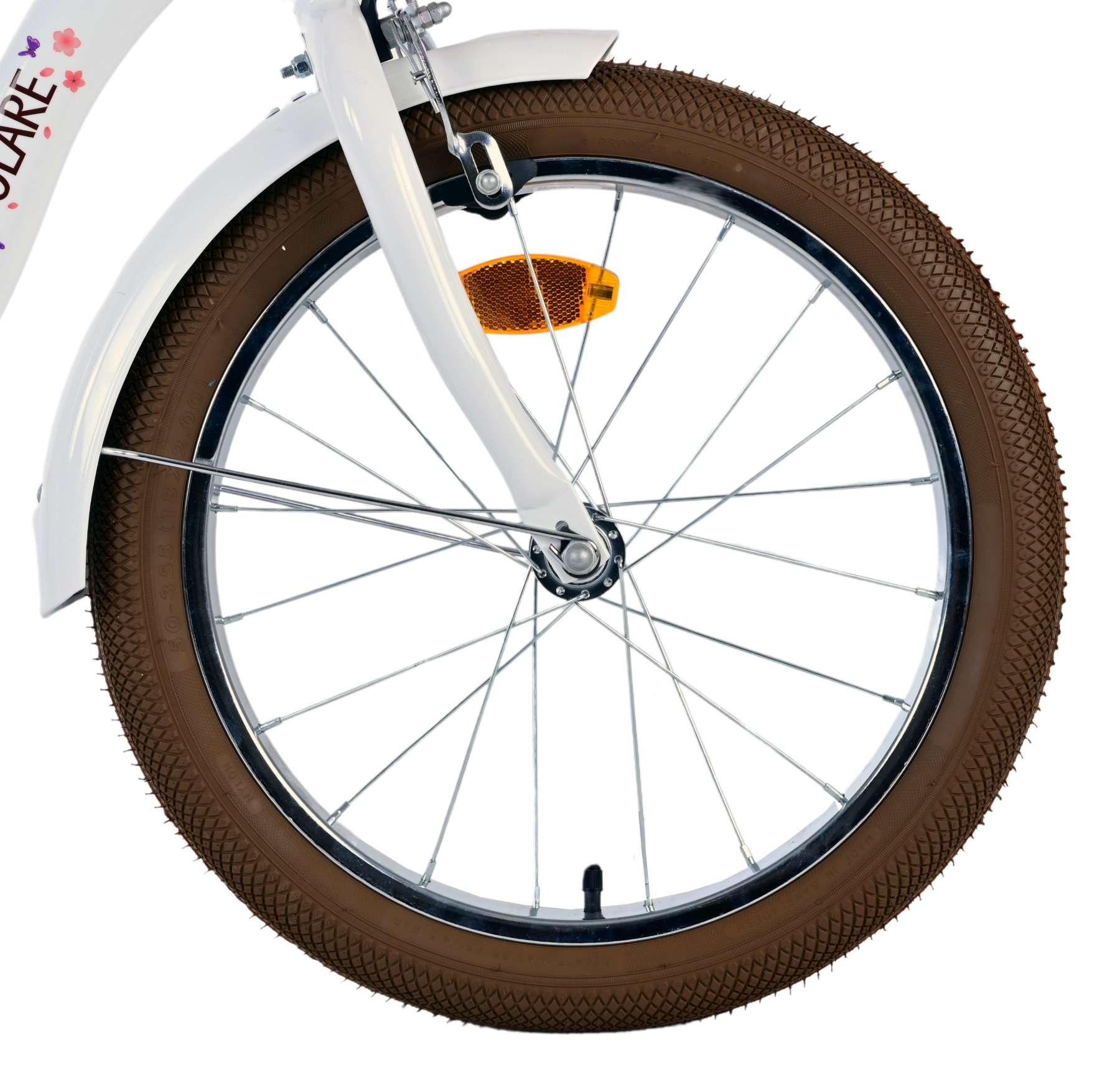Nahaufnahme eines weißen Fahrradrads mit braunem Reifen. Das Fahrrad ist weiß.
