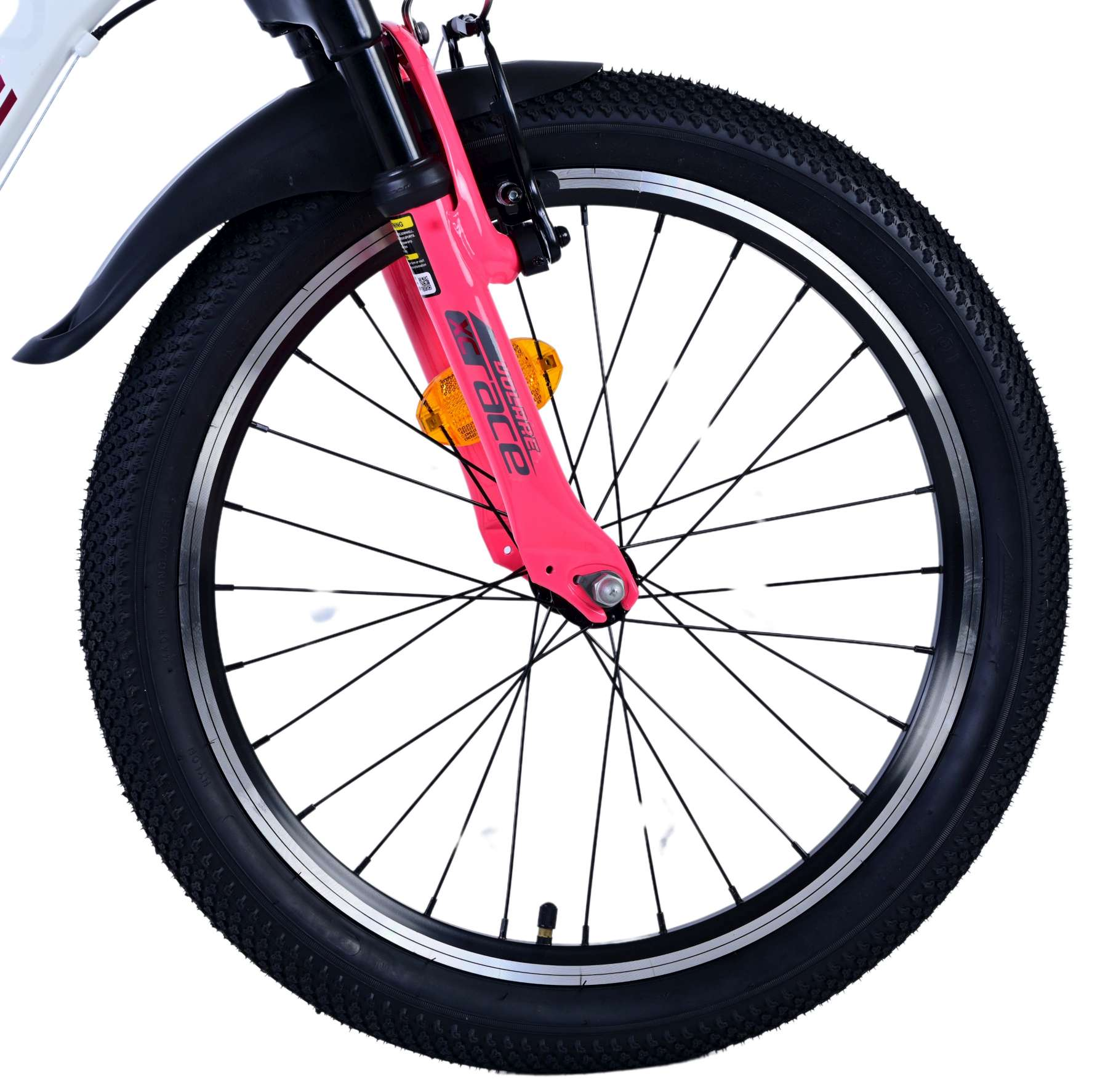 Nahaufnahme eines Fahrradrads mit schwarzem Reifen und rosa Gabel. Das Rad ist zentriert.