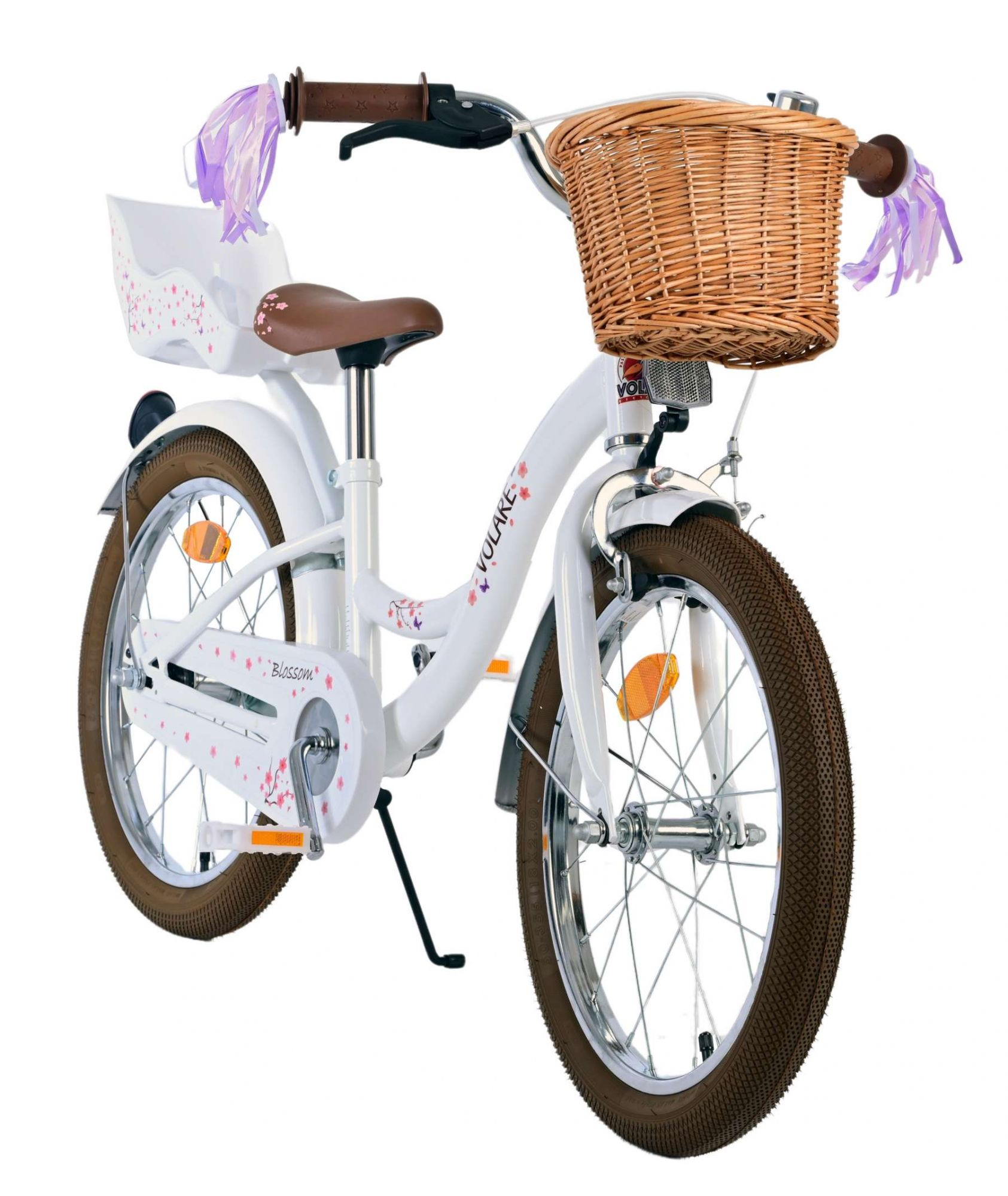 Weißes Kinderfahrrad mit Korb. Der Sitz und die Griffe sind braun. Es gibt Blumen darauf.