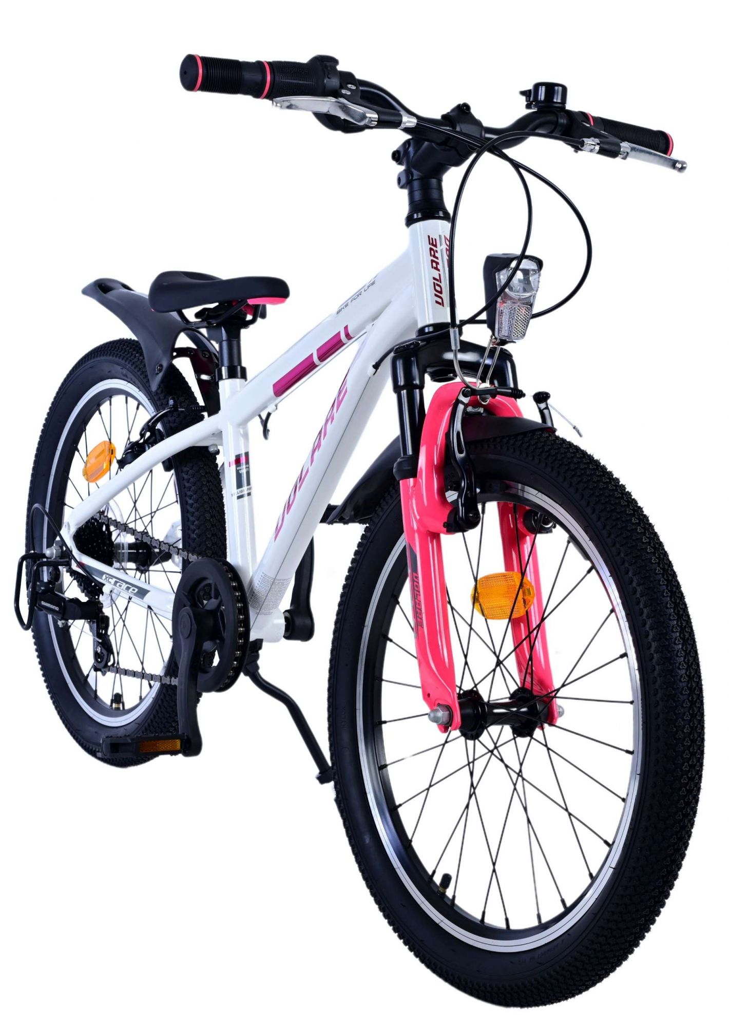 Weißes und rosa Fahrrad mit schwarzen Reifen, weißem Rahmen und rosa Akzenten. Es befindet sich auf weißem Hintergrund.