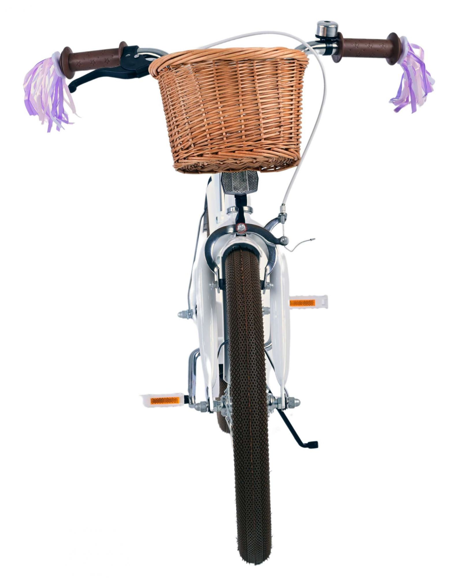 Ein weißes Fahrrad mit Weidenkorb, braunen Griffen und lila Bändern. Isoliert auf Weiß.