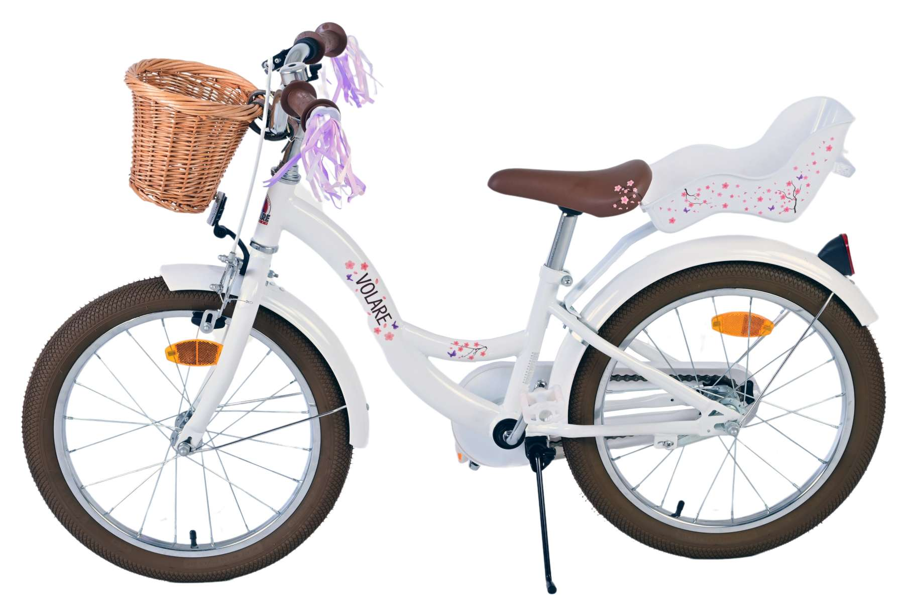 Weißes Fahrrad mit Korb und Rückenlehne für ein Kind, weißer Hintergrund.