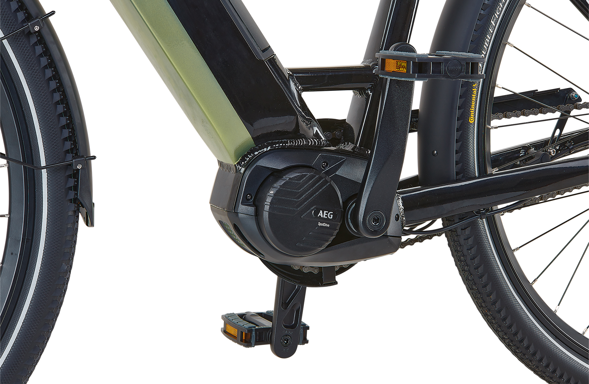 Nahaufnahme des Motors, der Pedale und der Reifen eines E-Bikes vor weißem Hintergrund.