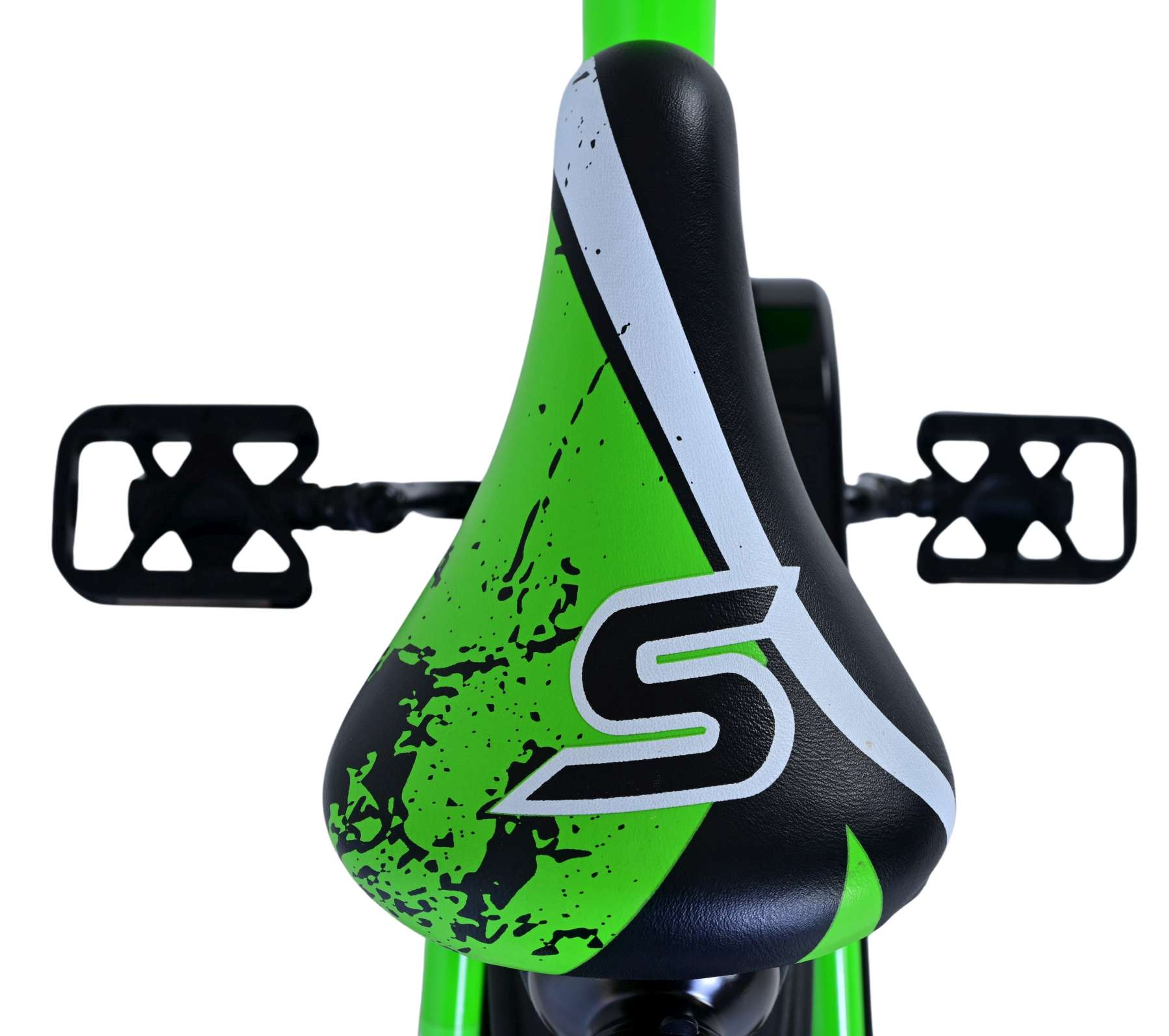 Nahaufnahme eines grünen Fahrradsitzes mit weißem 'S'-Logo und schwarzen Pedalen.