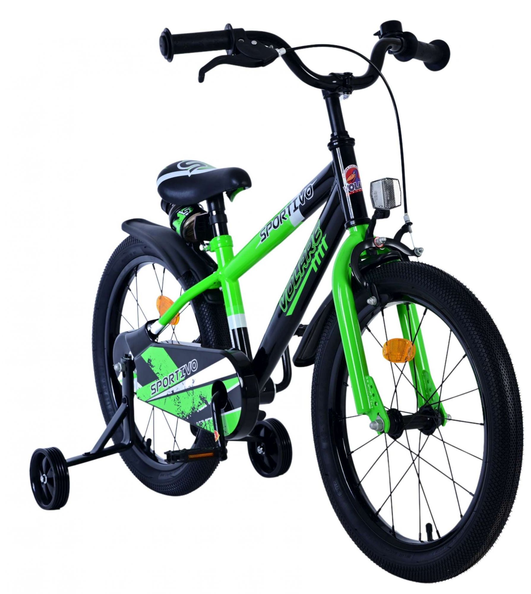 Grünes und schwarzes Fahrrad mit Stützrädern, auf weißem Hintergrund.