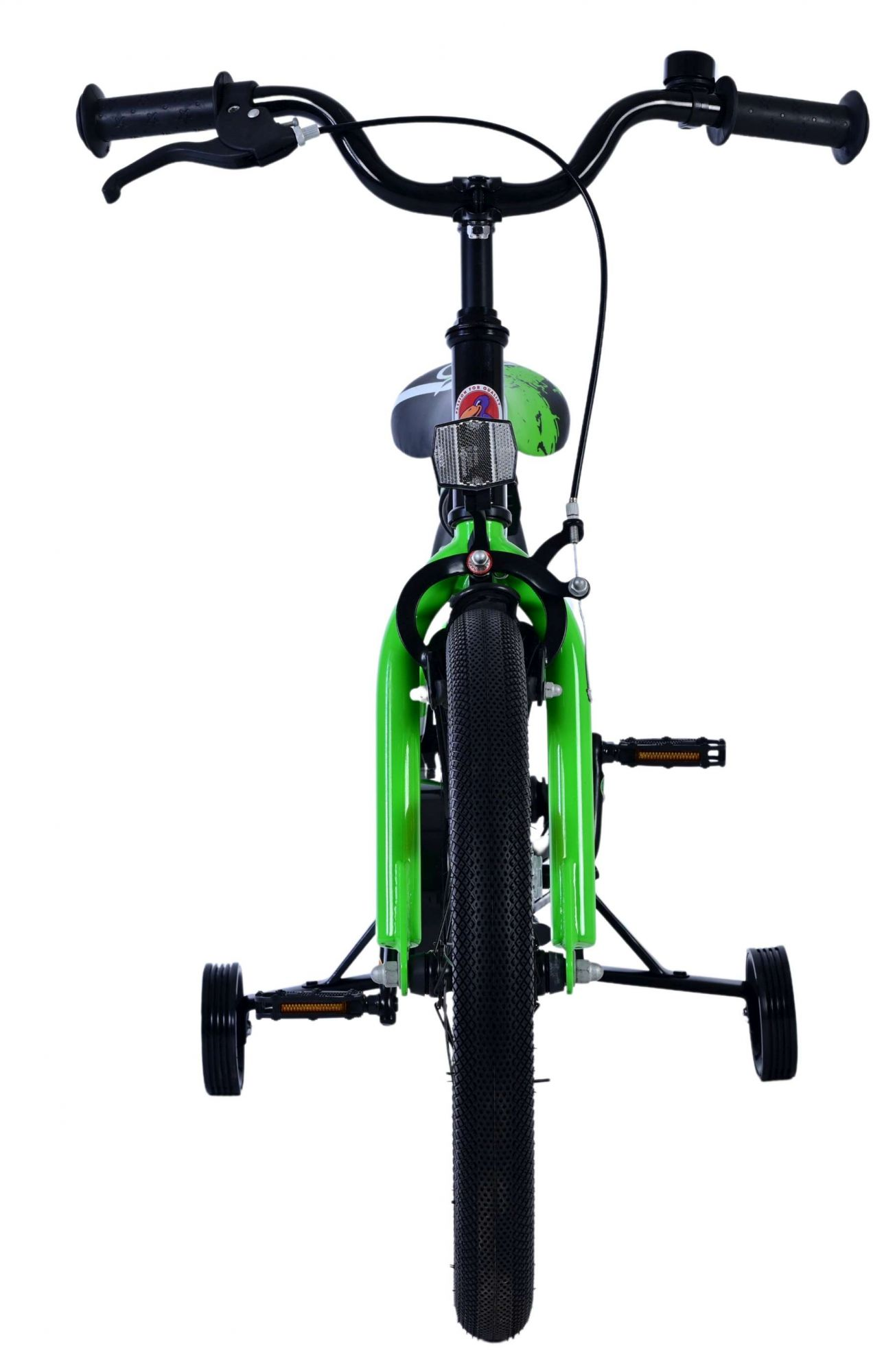 Grünes Fahrrad mit Stützrädern, schwarzen Reifen und Lenker, frontal vor weißem Hintergrund.