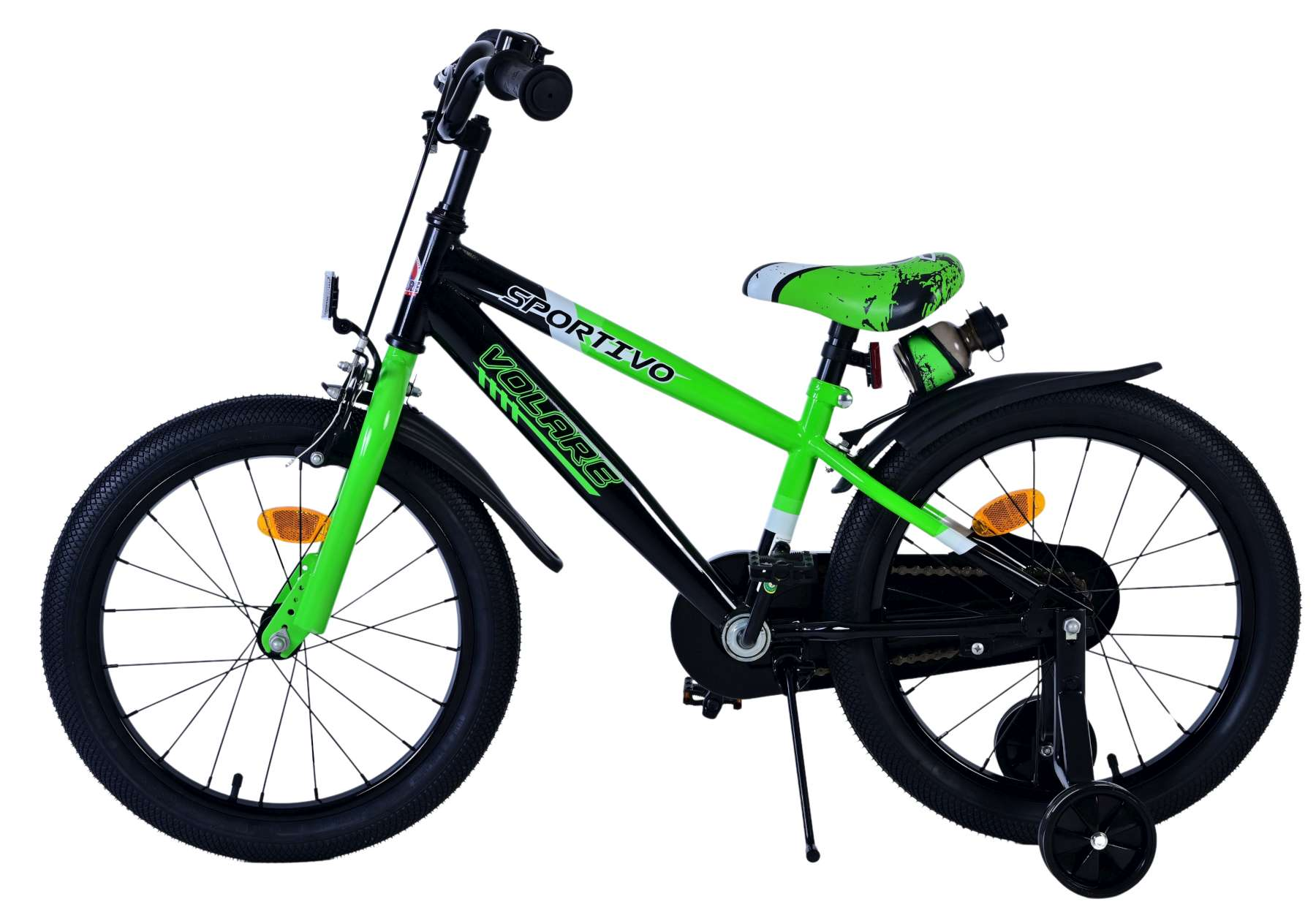 Grünes und schwarzes Kinderfahrrad auf Weiß. Es hat Stützräder.