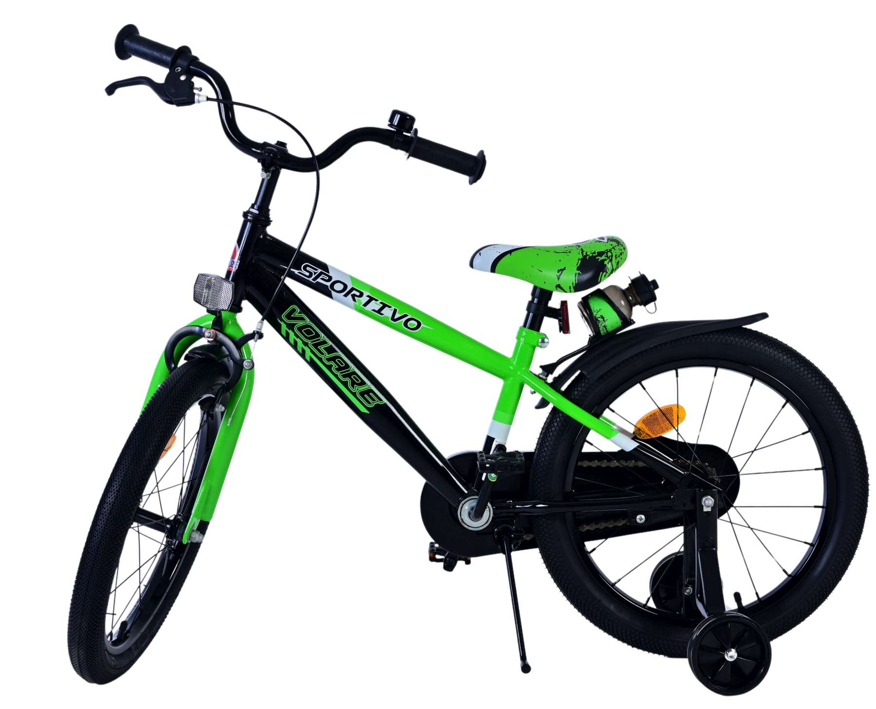 Ein grünes und schwarzes Kinderfahrrad mit Stützrädern, auf weißem Hintergrund.