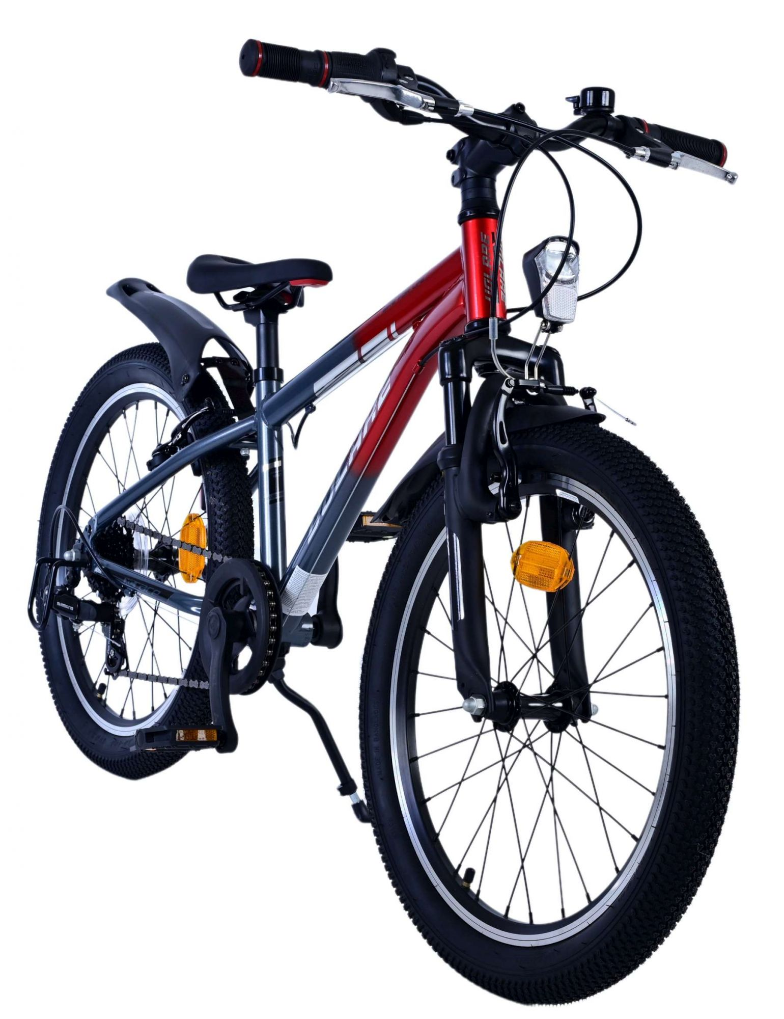Ein Fahrrad mit einem rot-grauen Rahmen, schwarzen Reifen und einem Frontlicht auf weißem Hintergrund.
